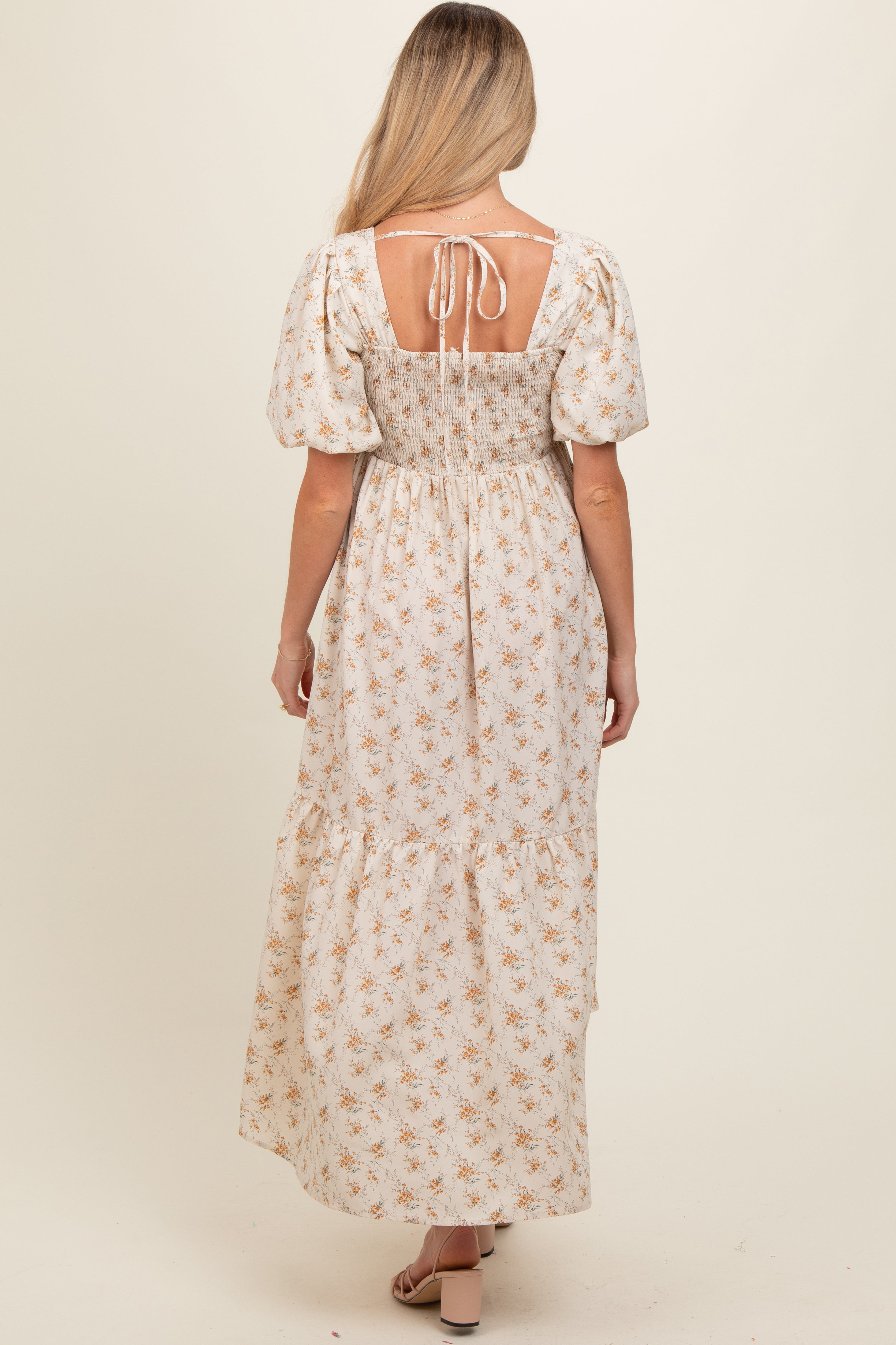 Umstands-Midikleid in Creme mit floralem Smok, eckigem Ausschnitt und kurzen Puffärmeln