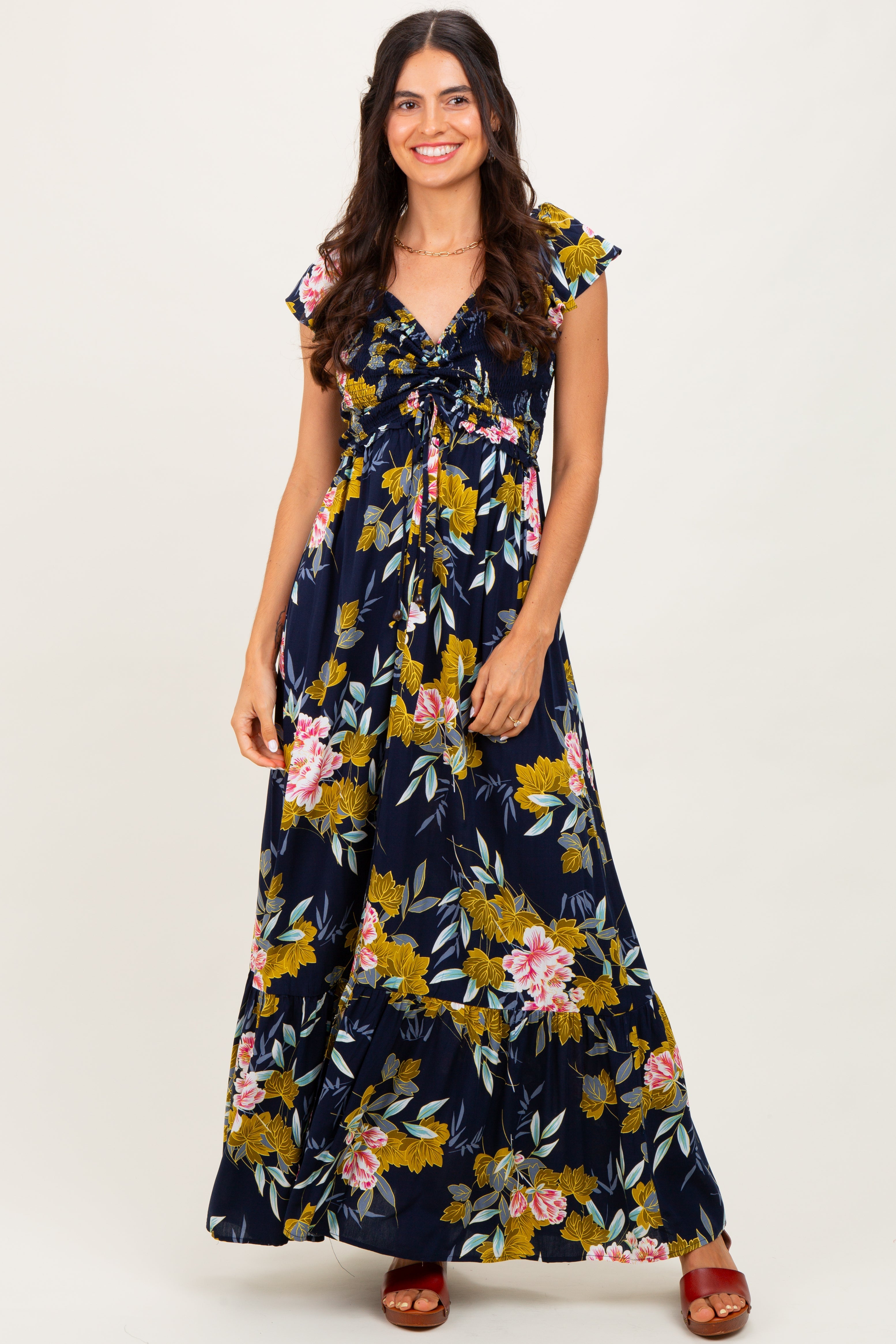 Geblümtes Umstandsmaxikleid mit gesmoktem Oberteil in Marineblau