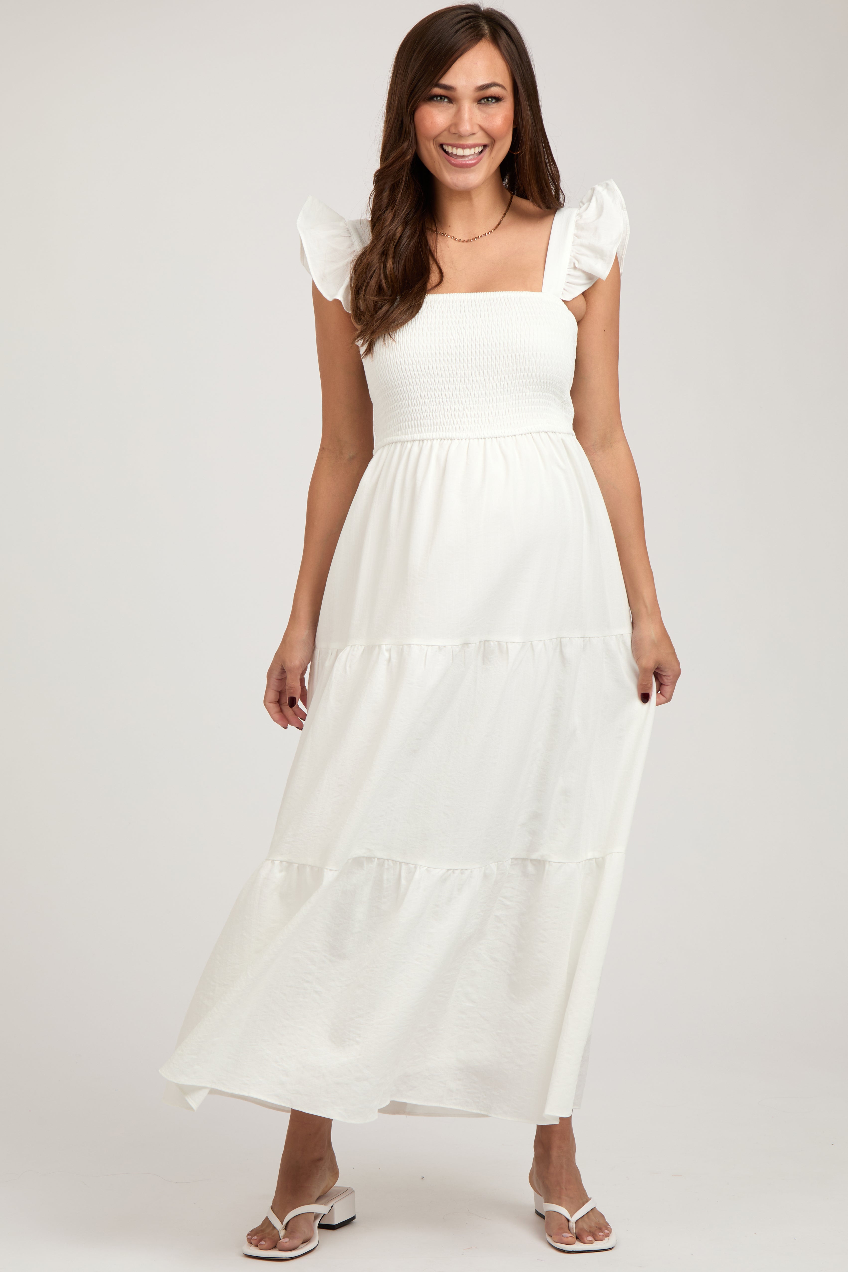Ärmelloses Umstandsmaxikleid mit Smok-Detail und gestuftem Rock