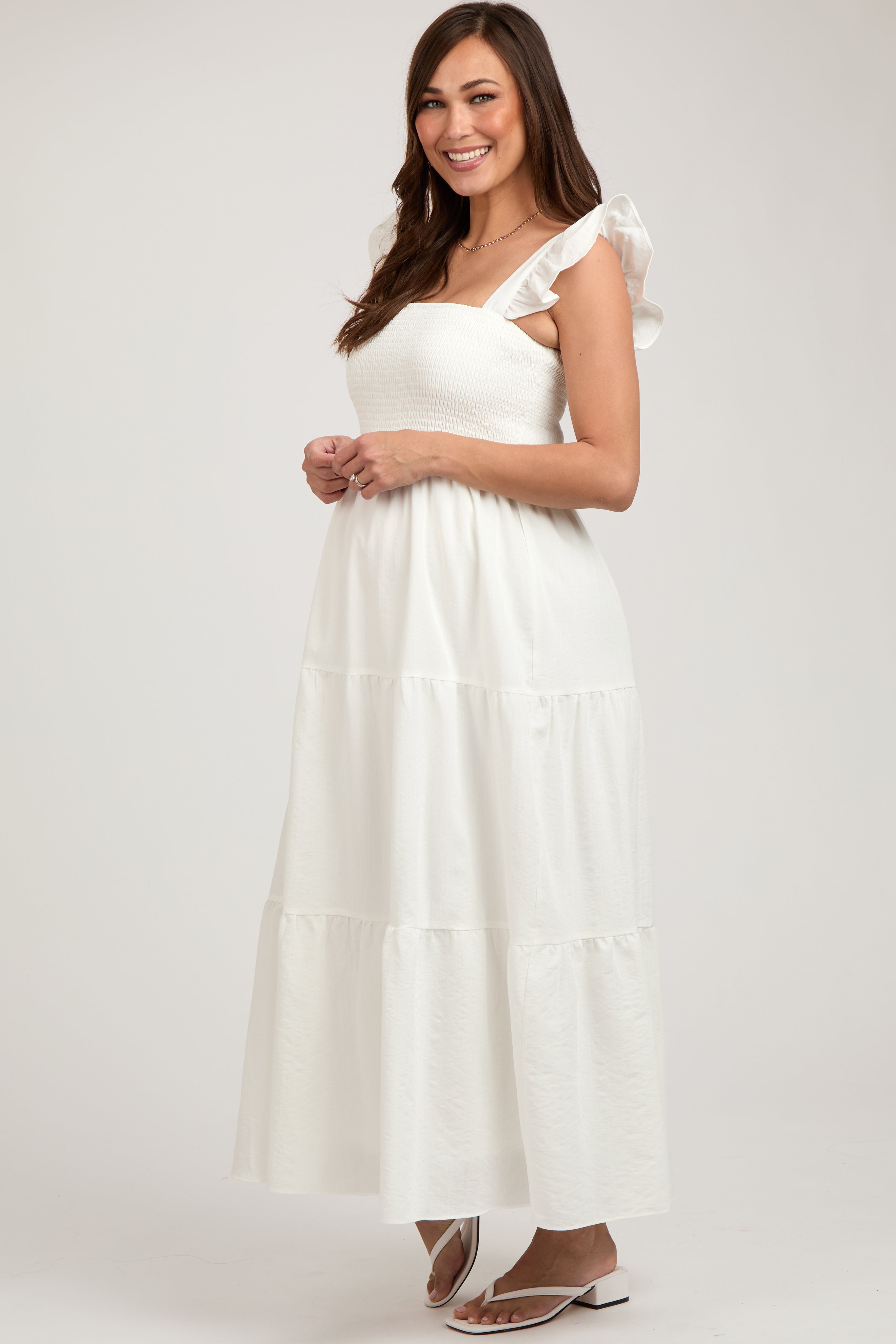 Ärmelloses Umstandsmaxikleid mit Smok-Detail und gestuftem Rock