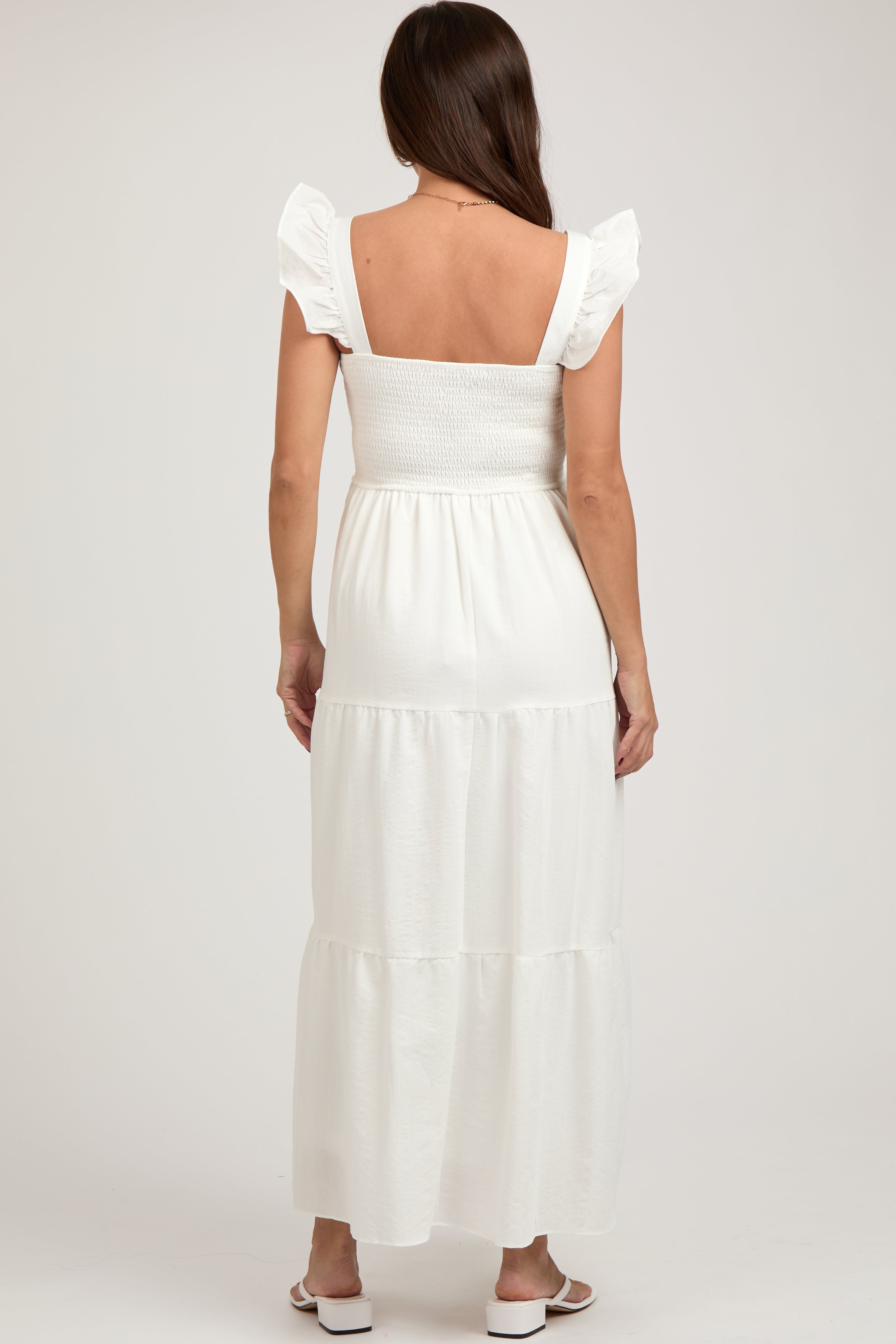 Ärmelloses Umstandsmaxikleid mit Smok-Detail und gestuftem Rock