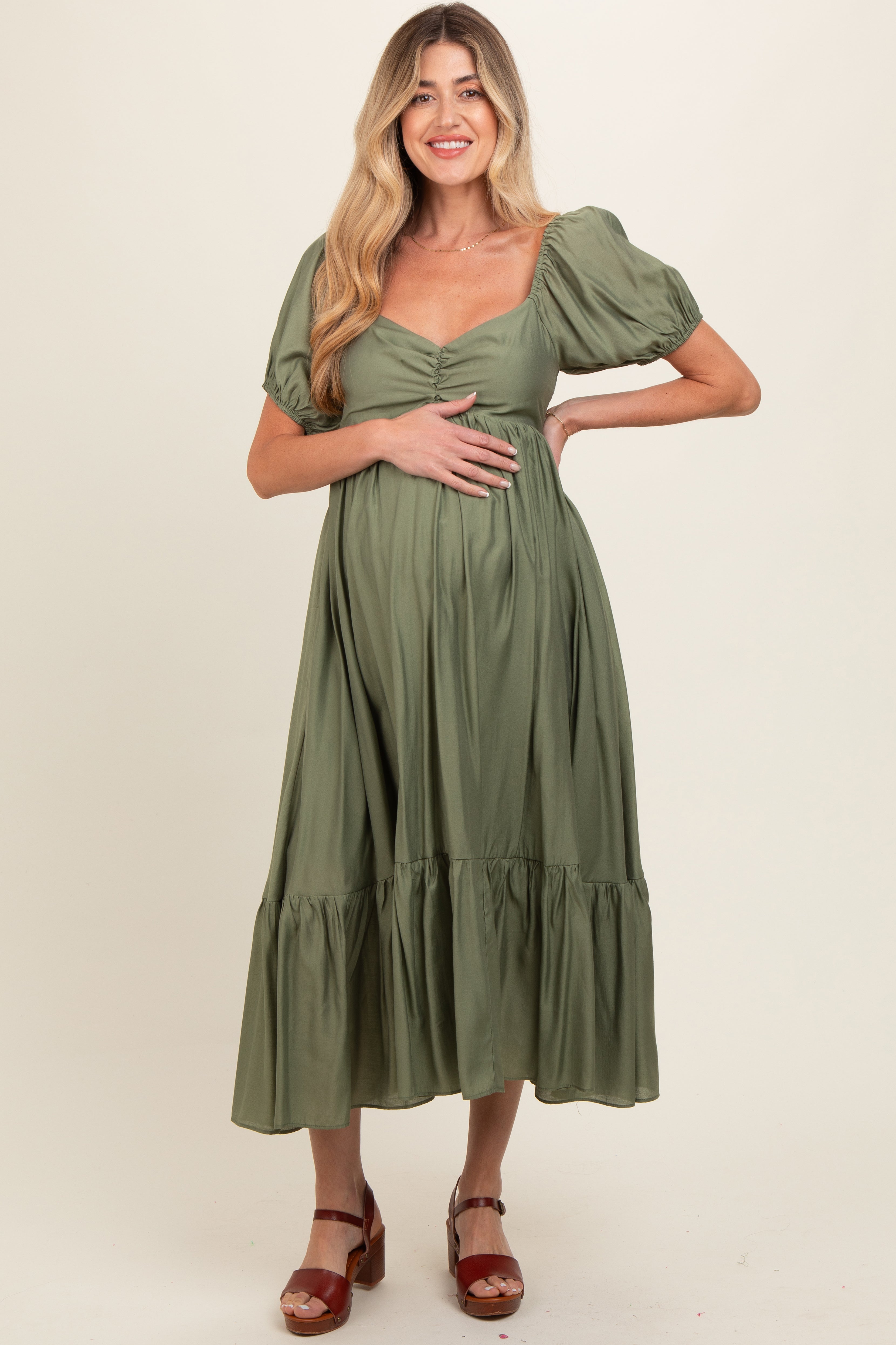 Umstands-Midikleid in Oliv mit Raffung, Herzausschnitt und gestuftem Rock