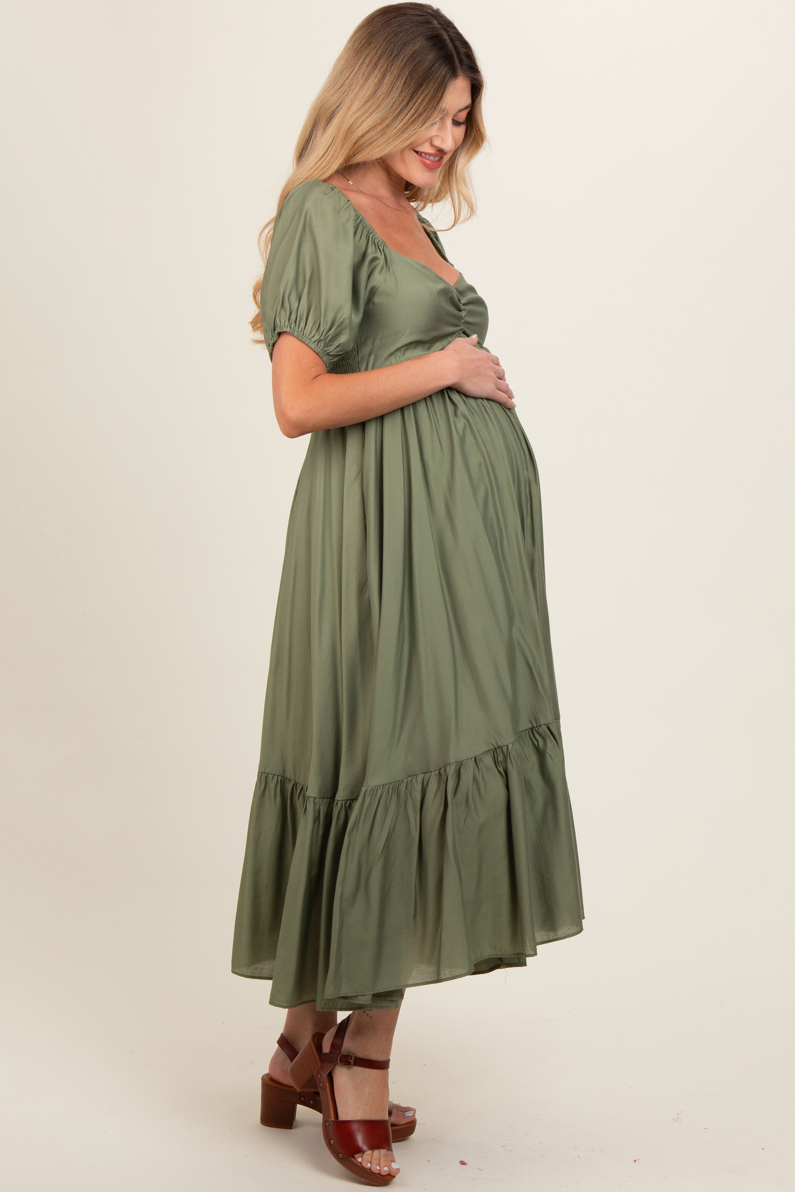 Umstands-Midikleid in Oliv mit Raffung, Herzausschnitt und gestuftem Rock