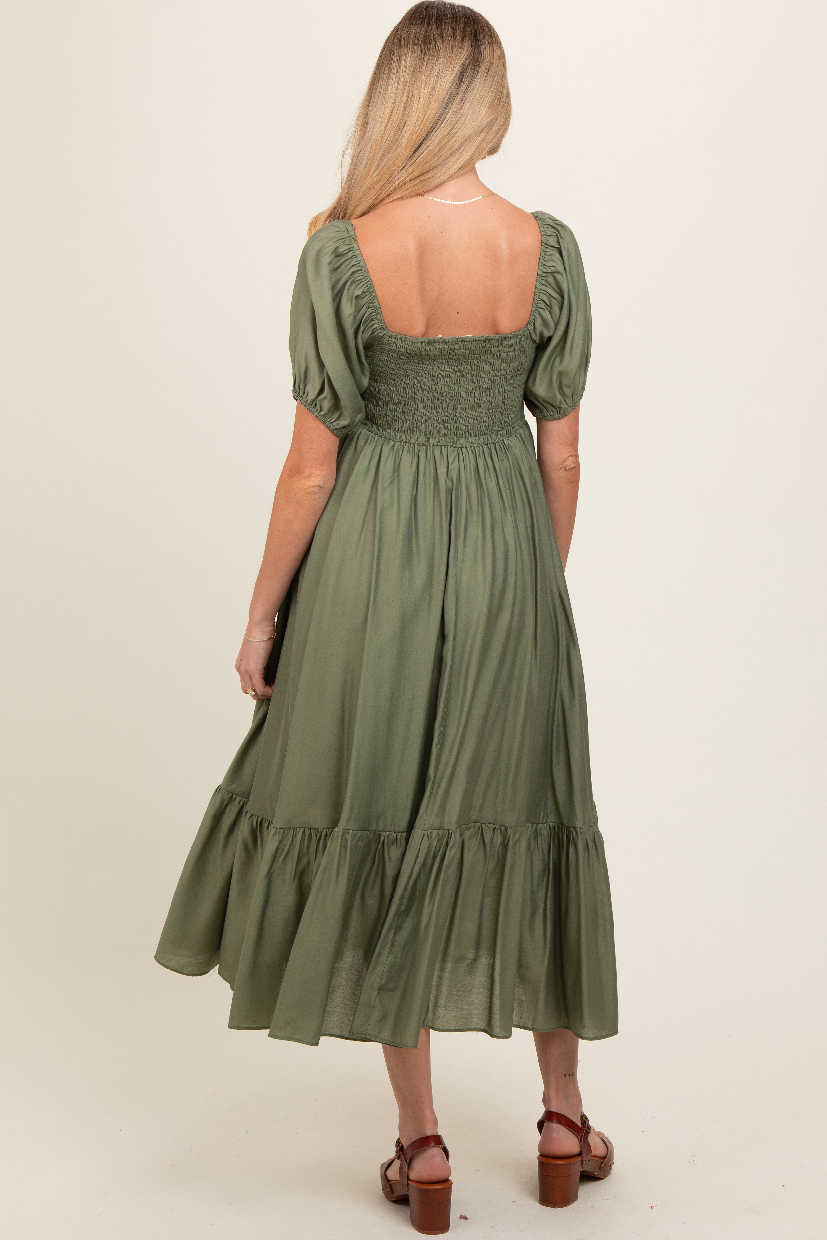 Umstands-Midikleid in Oliv mit Raffung, Herzausschnitt und gestuftem Rock