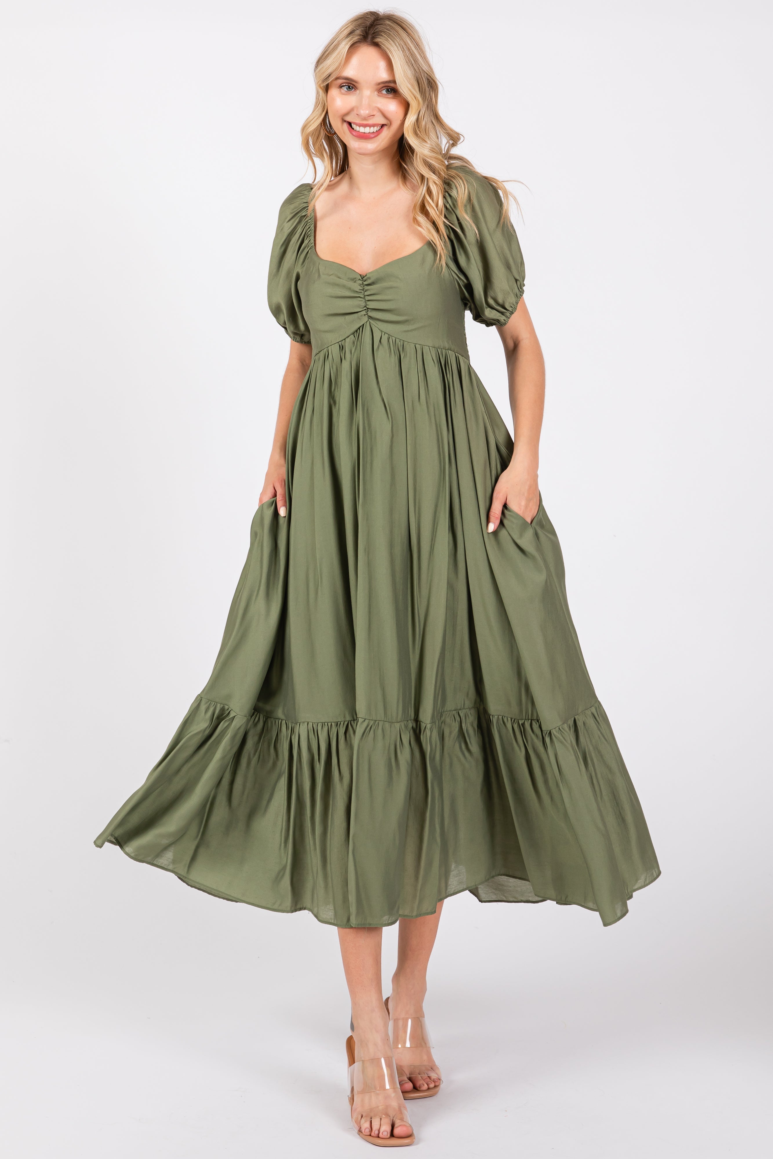 Umstands-Midikleid in Oliv mit Raffung, Herzausschnitt und gestuftem Rock