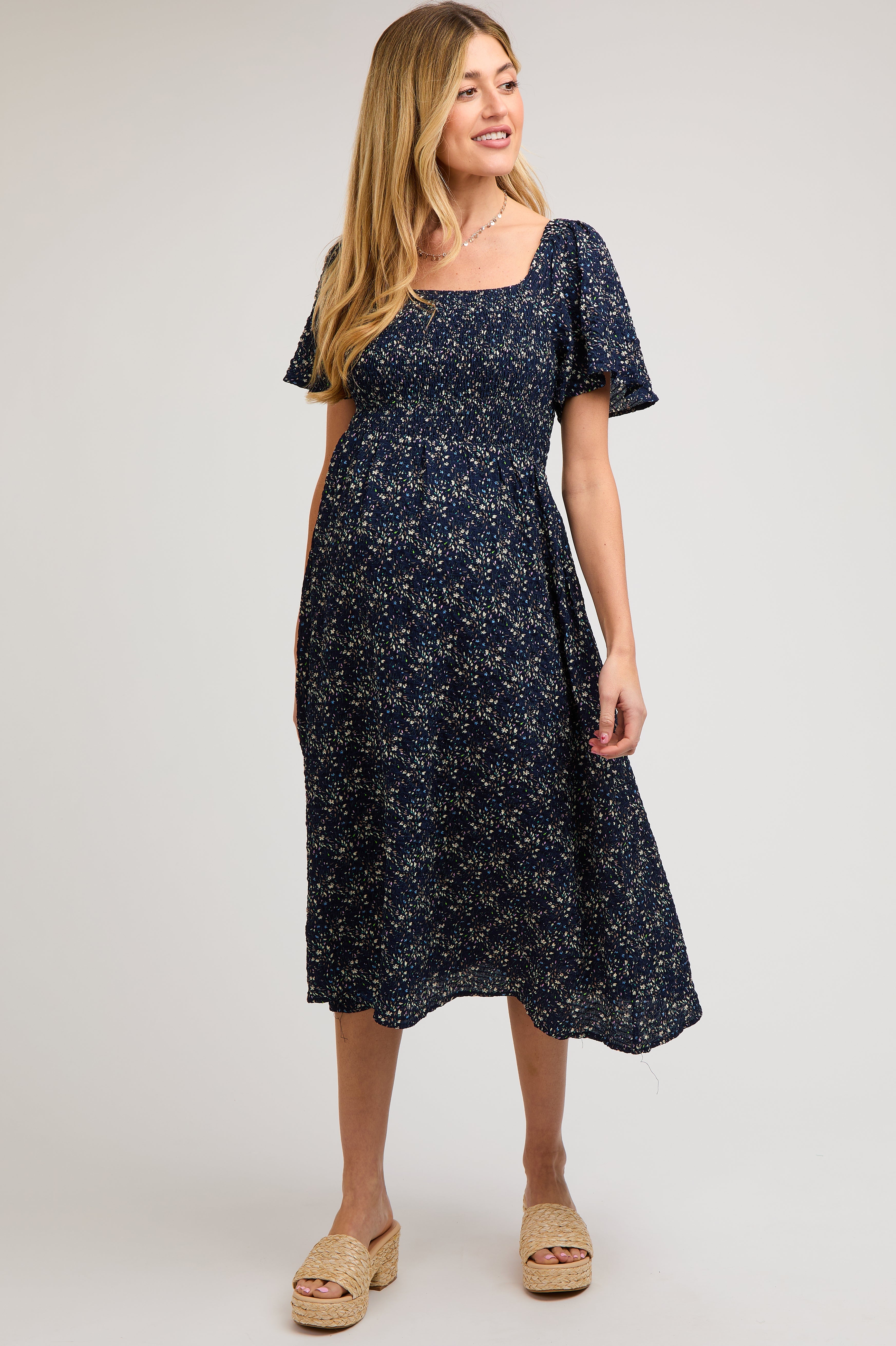 Marineblaues geblümtes Umstands-Midikleid mit Karree-Ausschnitt und Smok-Detail