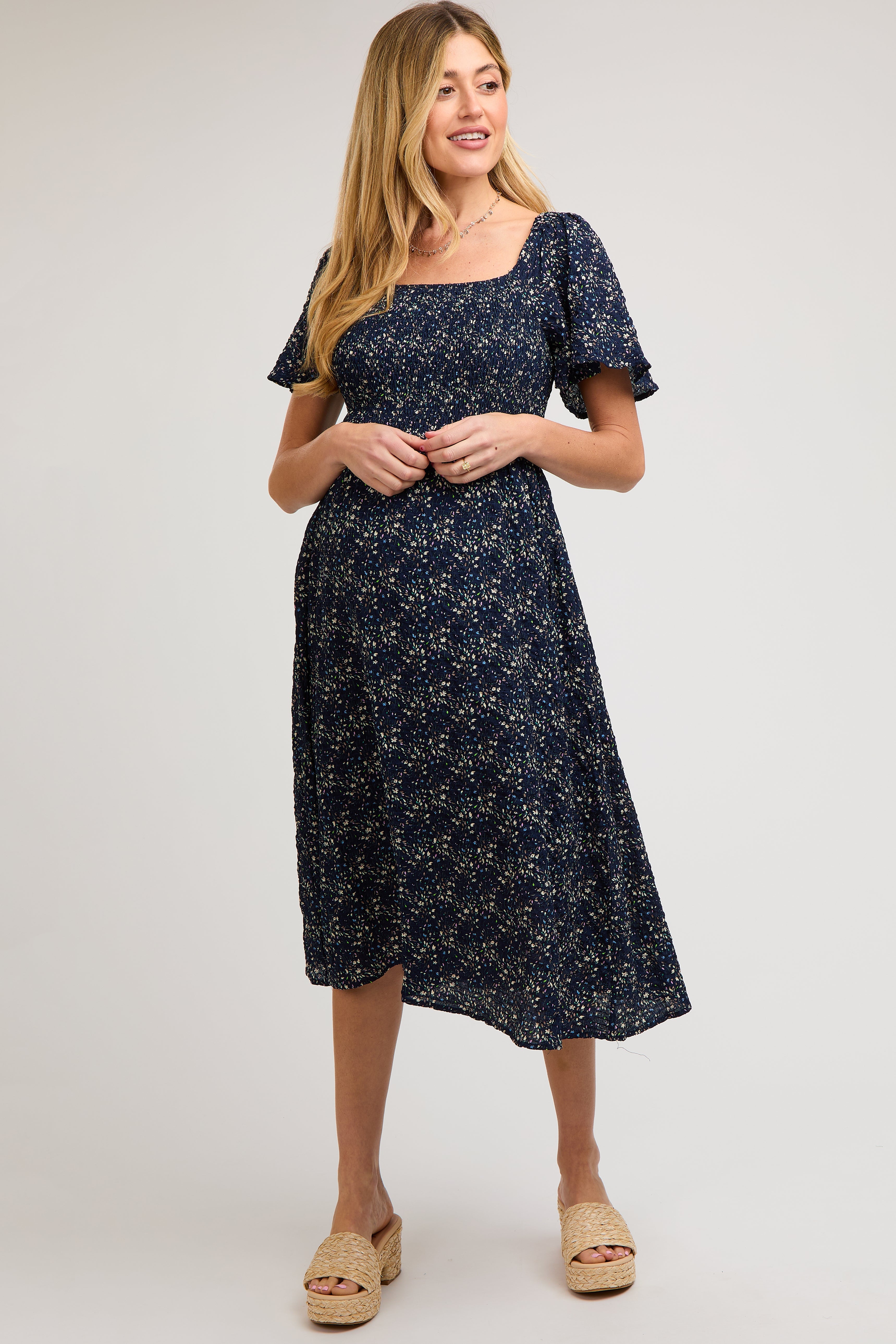 Marineblaues geblümtes Umstands-Midikleid mit Karree-Ausschnitt und Smok-Detail