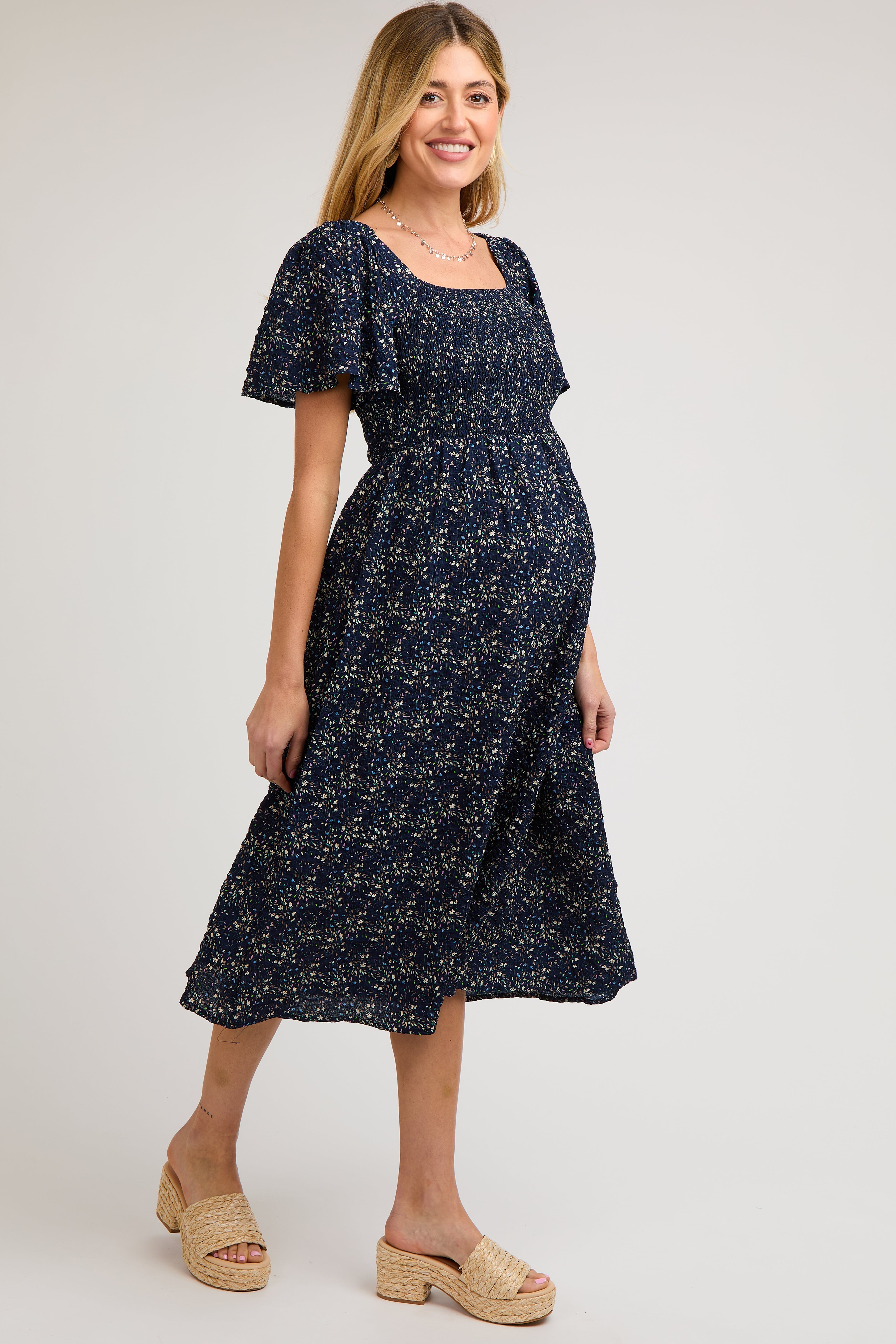 Marineblaues geblümtes Umstands-Midikleid mit Karree-Ausschnitt und Smok-Detail