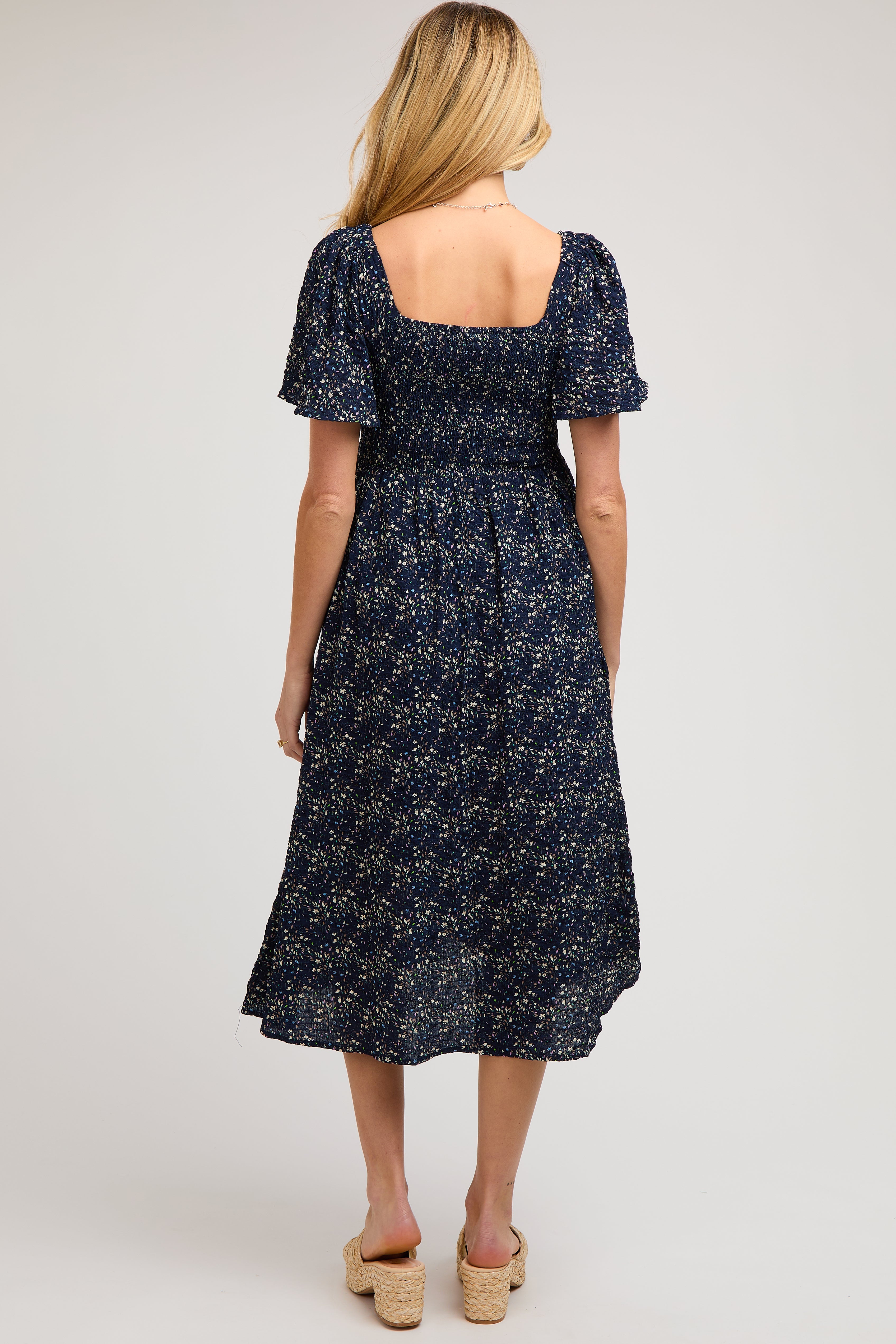 Marineblaues geblümtes Umstands-Midikleid mit Karree-Ausschnitt und Smok-Detail