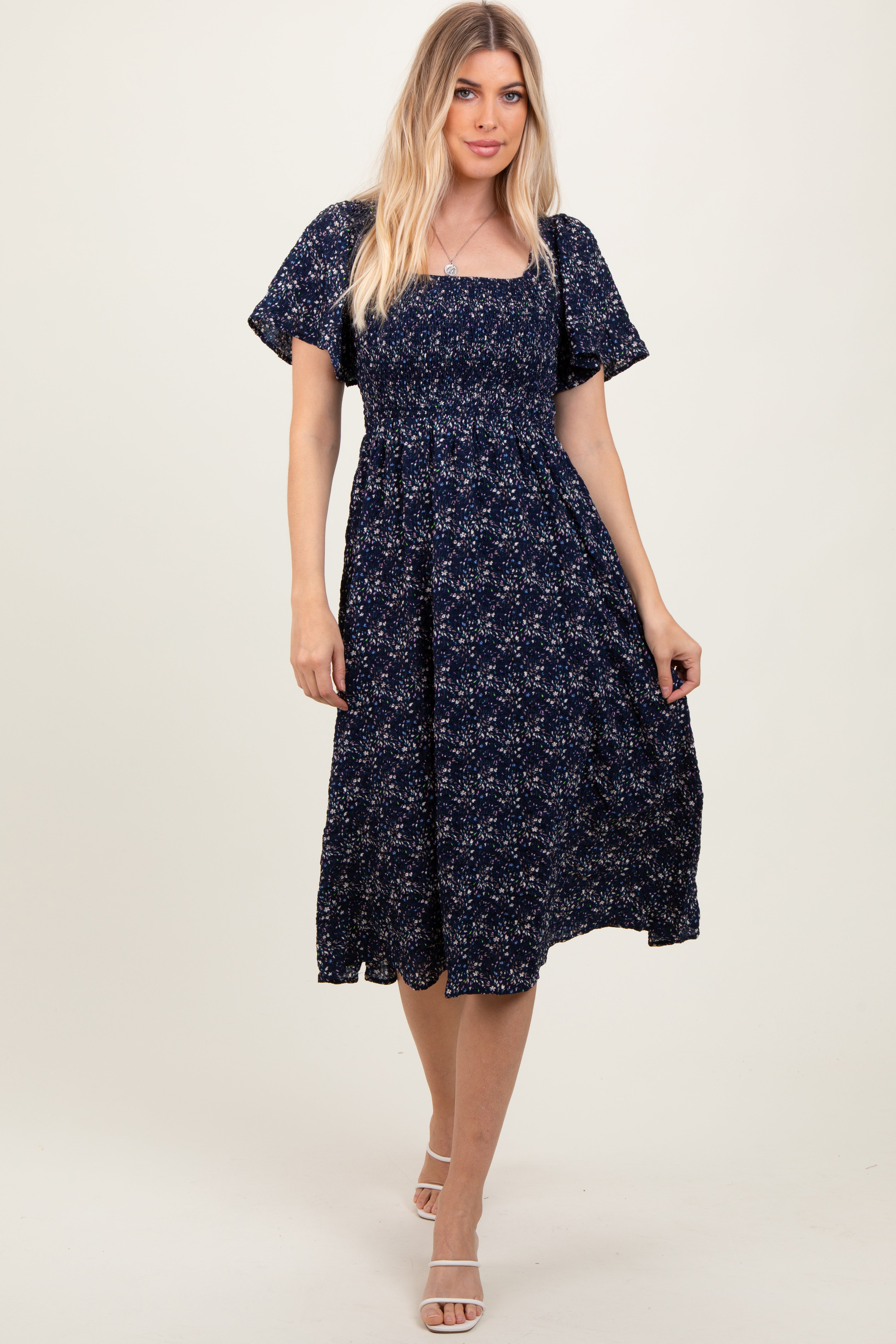 Marineblaues geblümtes Umstands-Midikleid mit Karree-Ausschnitt und Smok-Detail