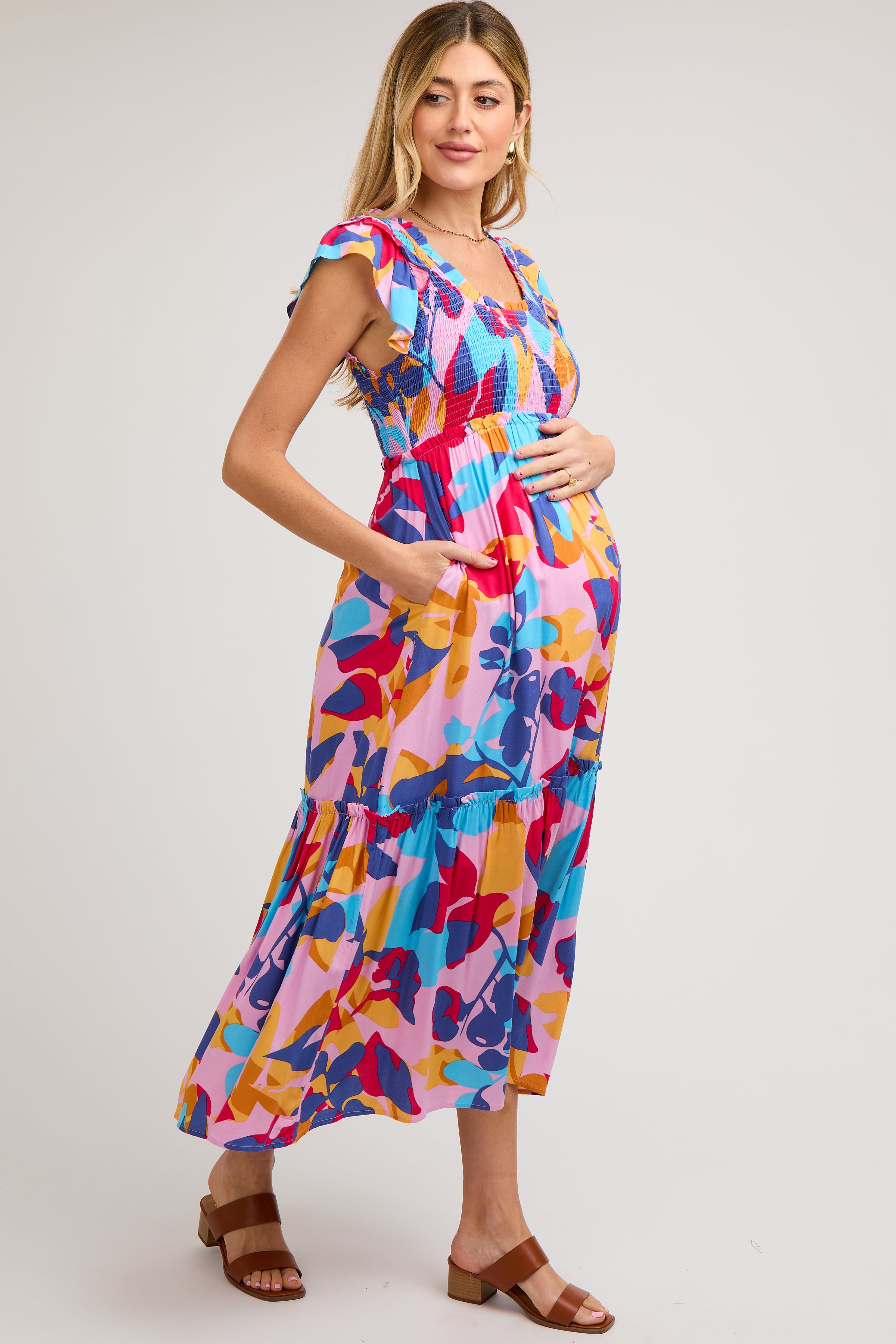 Mehrfarbiges Umstands-Midikleid mit Smok-Detail und Rüschen