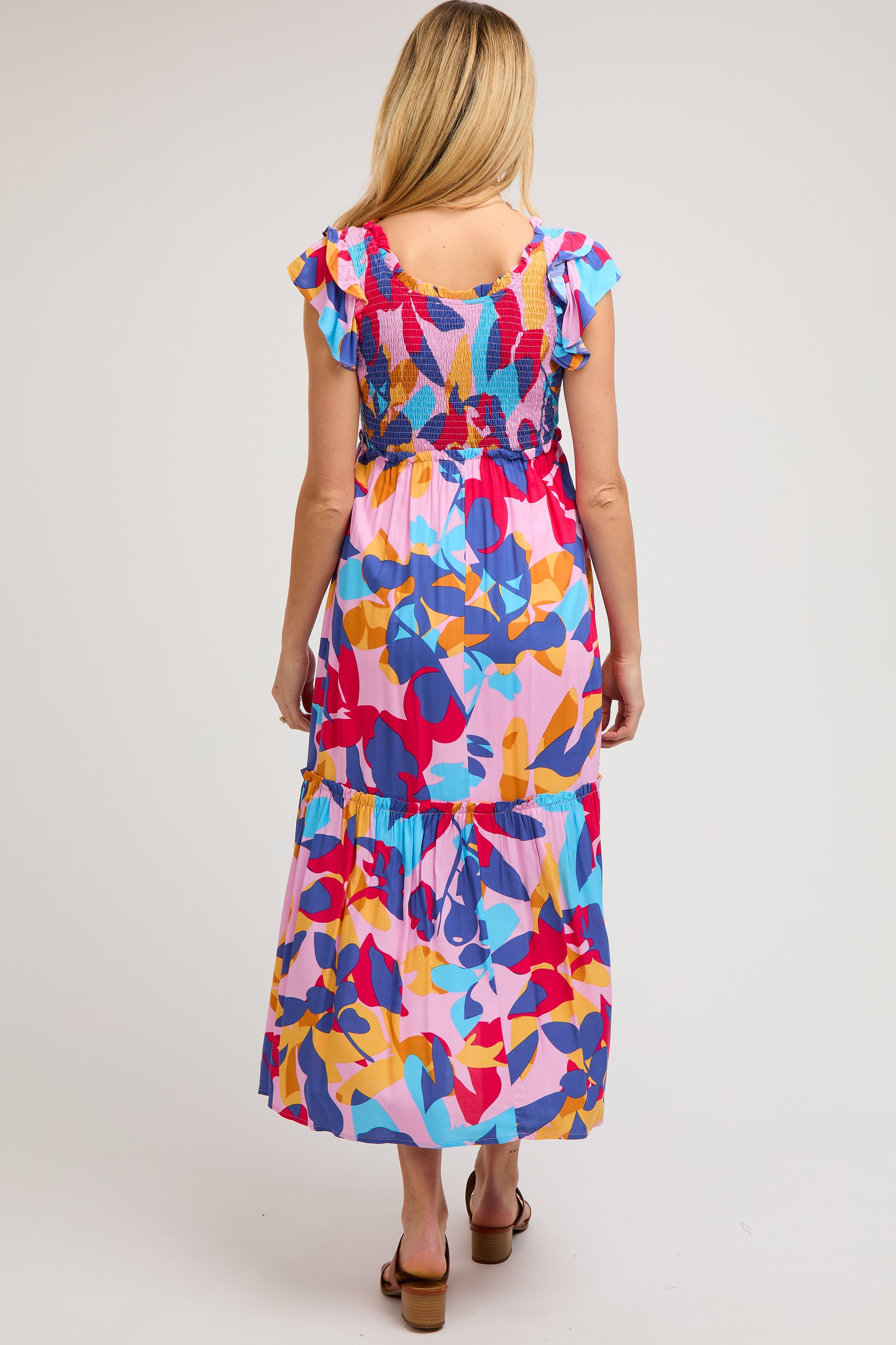 Mehrfarbiges Umstands-Midikleid mit Smok-Detail und Rüschen