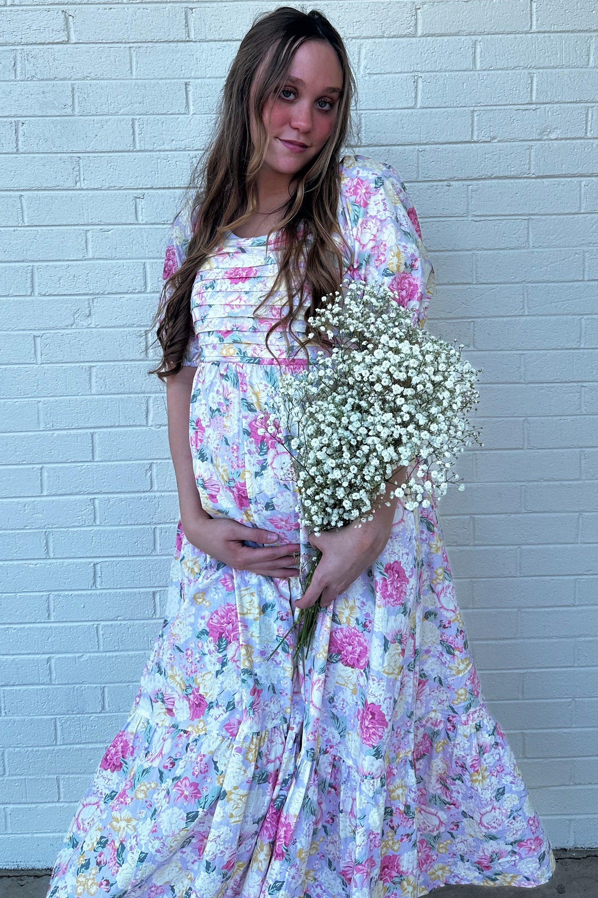 Geblümtes plissiertes Umstands-Midikleid mit Puffärmeln in Lavendel