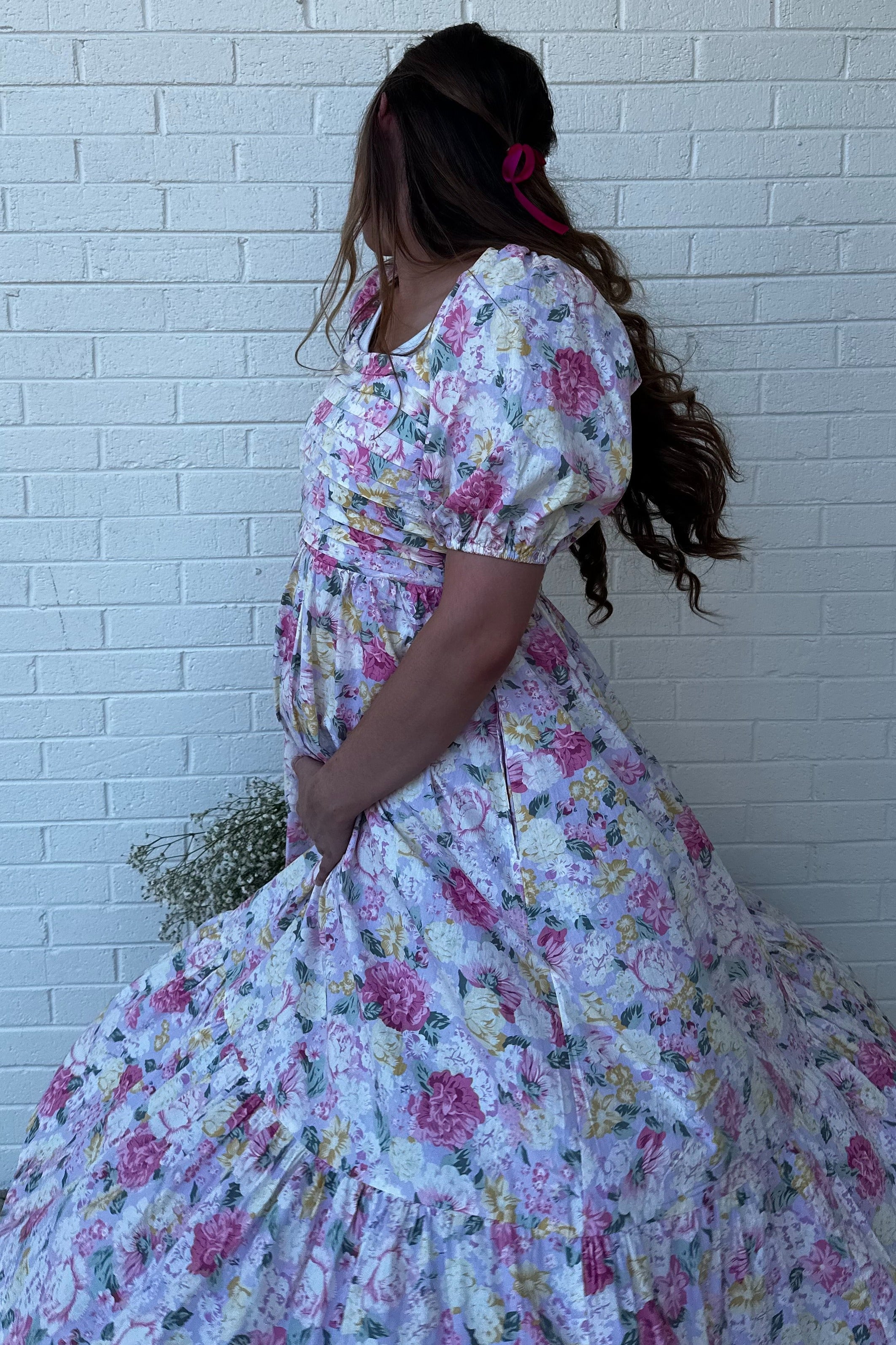 Geblümtes plissiertes Umstands-Midikleid mit Puffärmeln in Lavendel