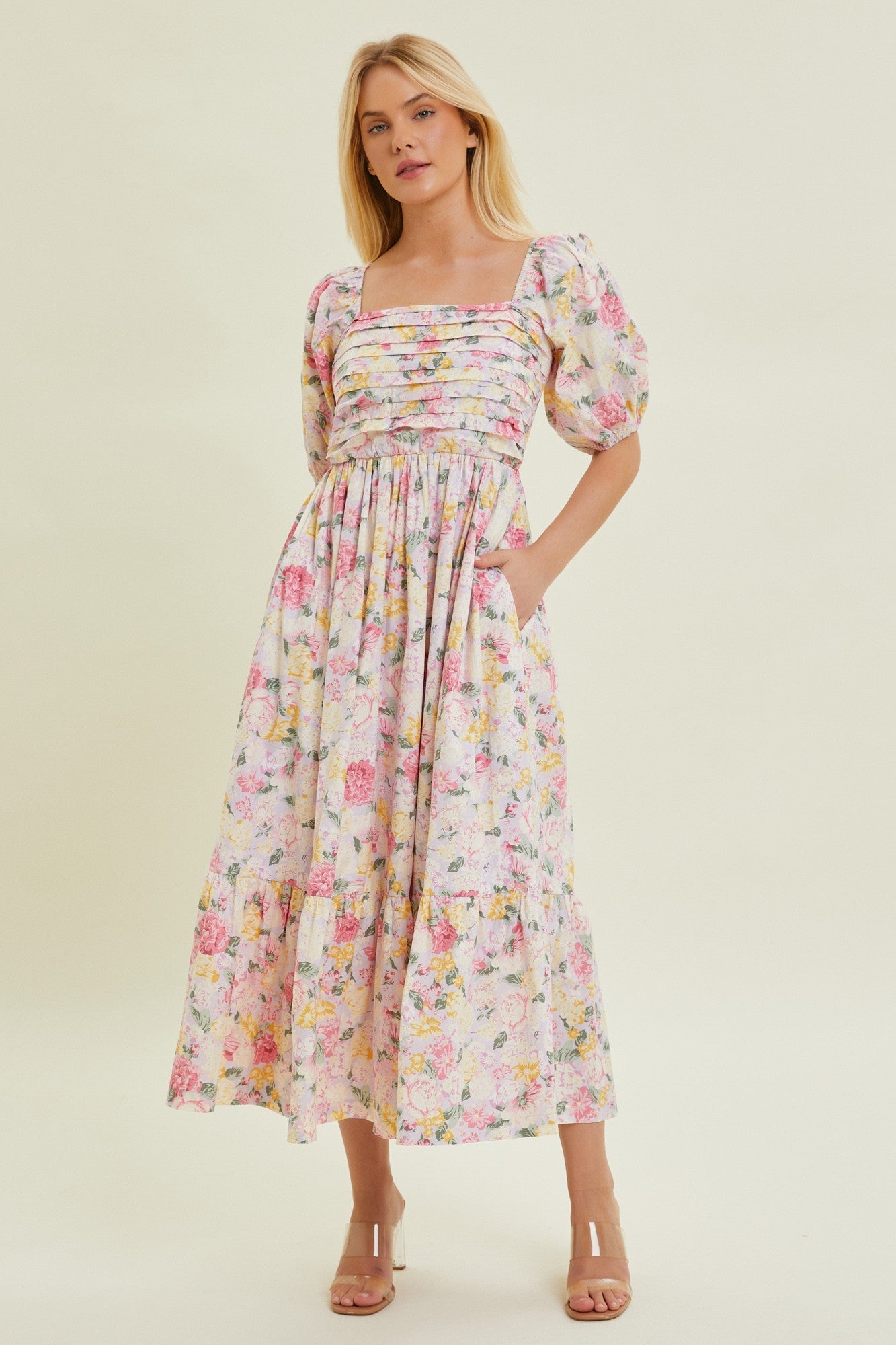 Geblümtes plissiertes Umstands-Midikleid mit Puffärmeln in Lavendel