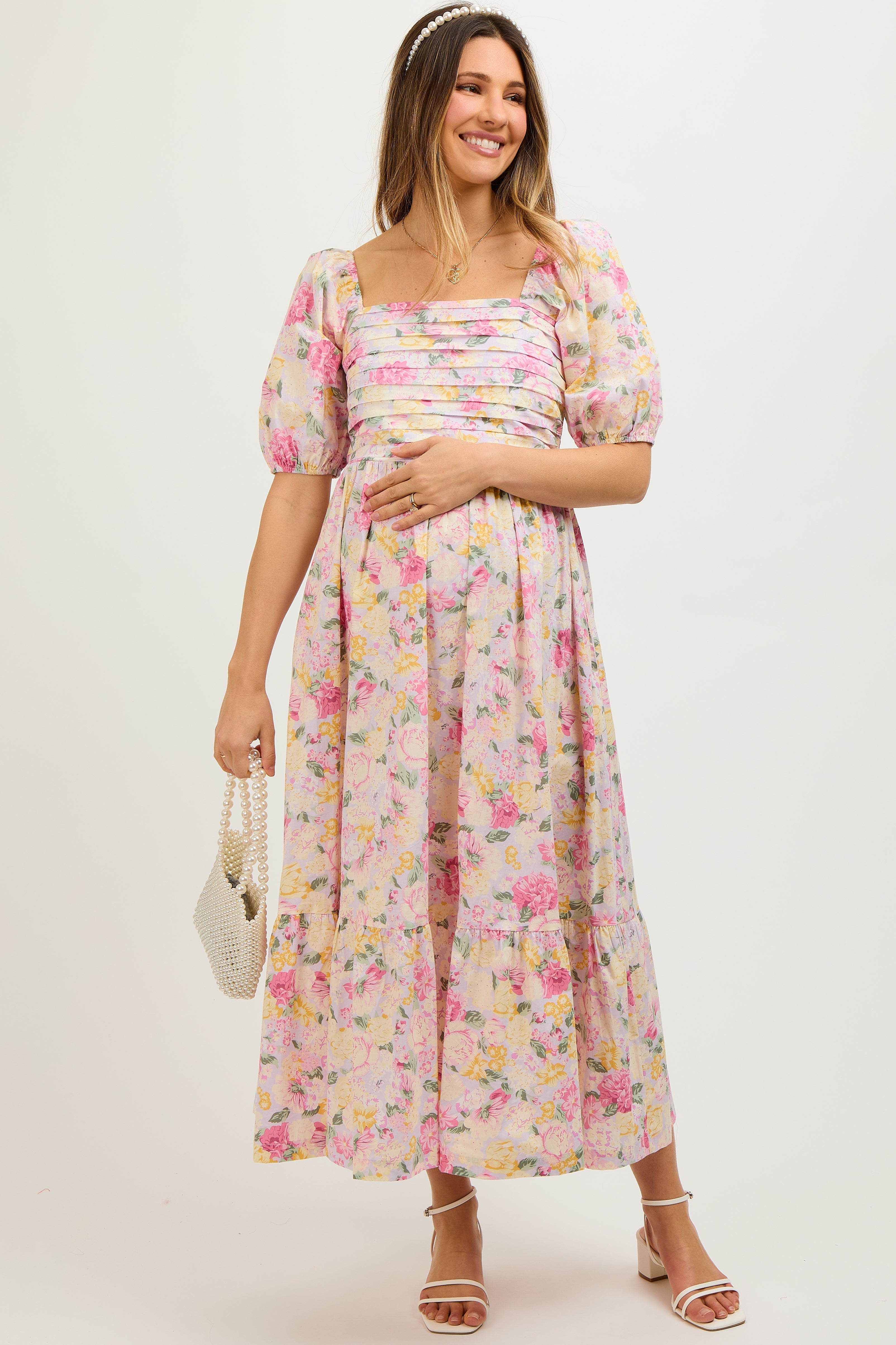 Geblümtes plissiertes Umstands-Midikleid mit Puffärmeln in Lavendel