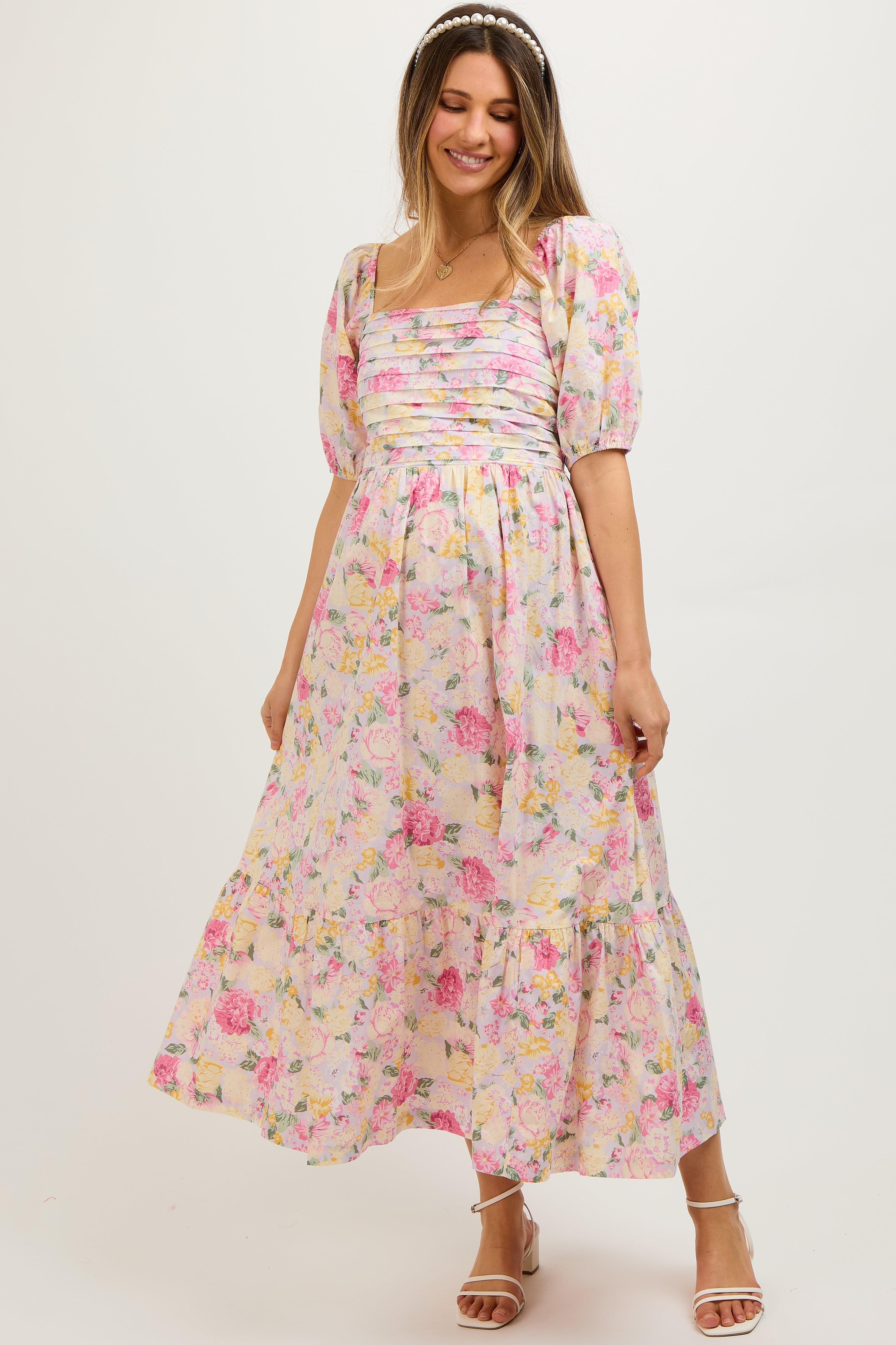 Geblümtes plissiertes Umstands-Midikleid mit Puffärmeln in Lavendel