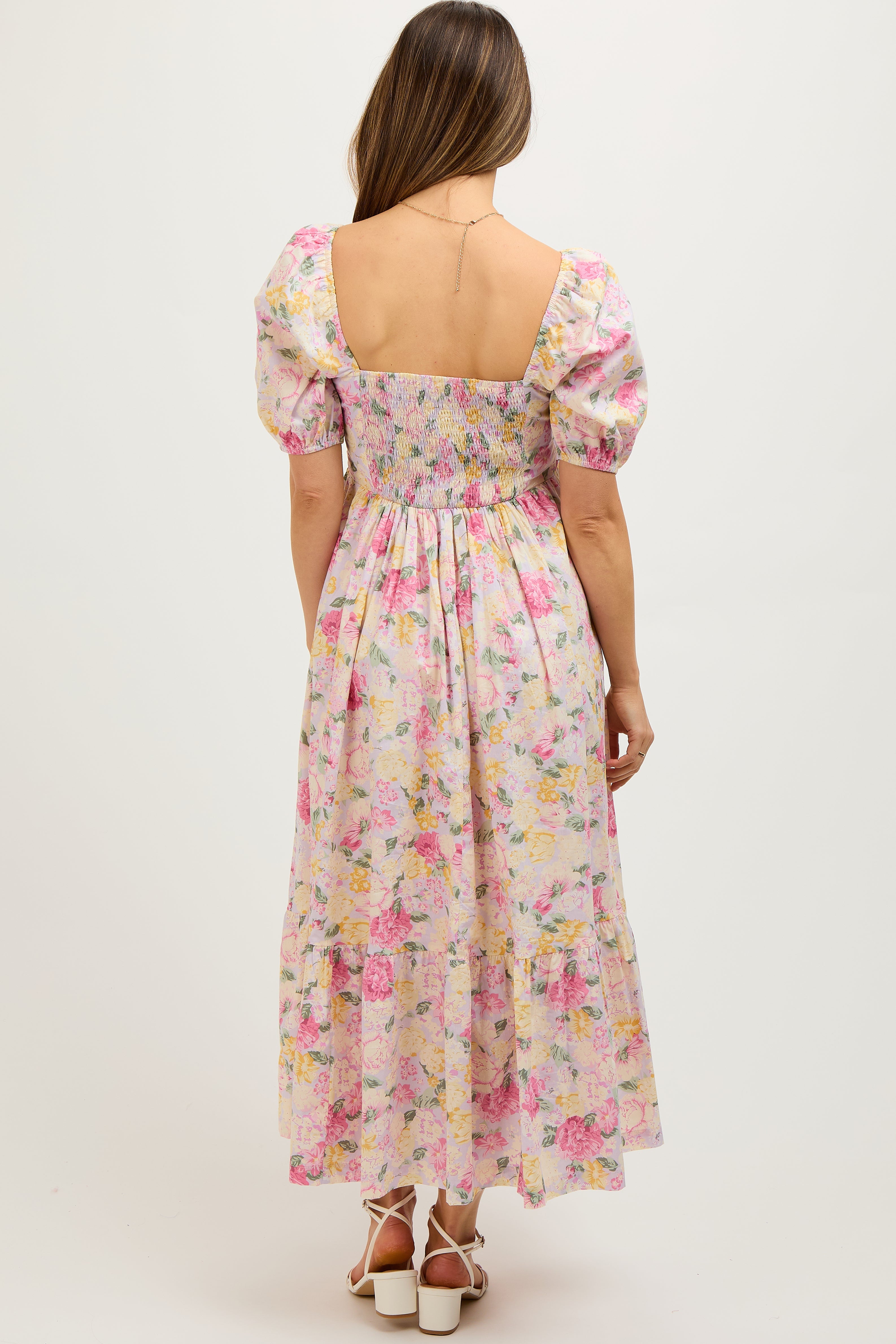 Geblümtes plissiertes Umstands-Midikleid mit Puffärmeln in Lavendel