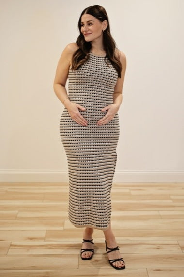 Gestreiftes figurbetontes ärmelloses Umstandsmaxikleid aus Strick in Beige