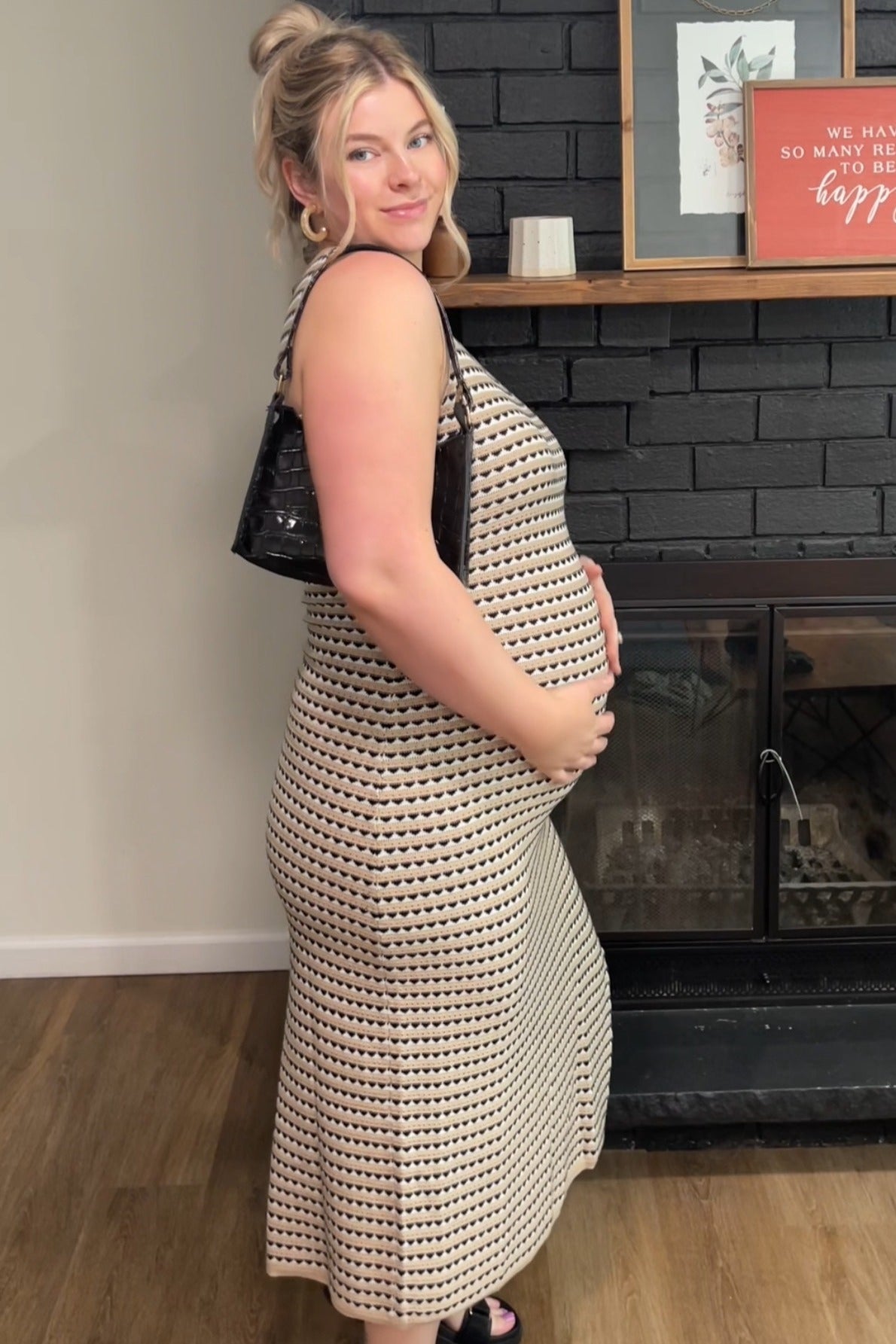Gestreiftes figurbetontes ärmelloses Umstandsmaxikleid aus Strick in Beige