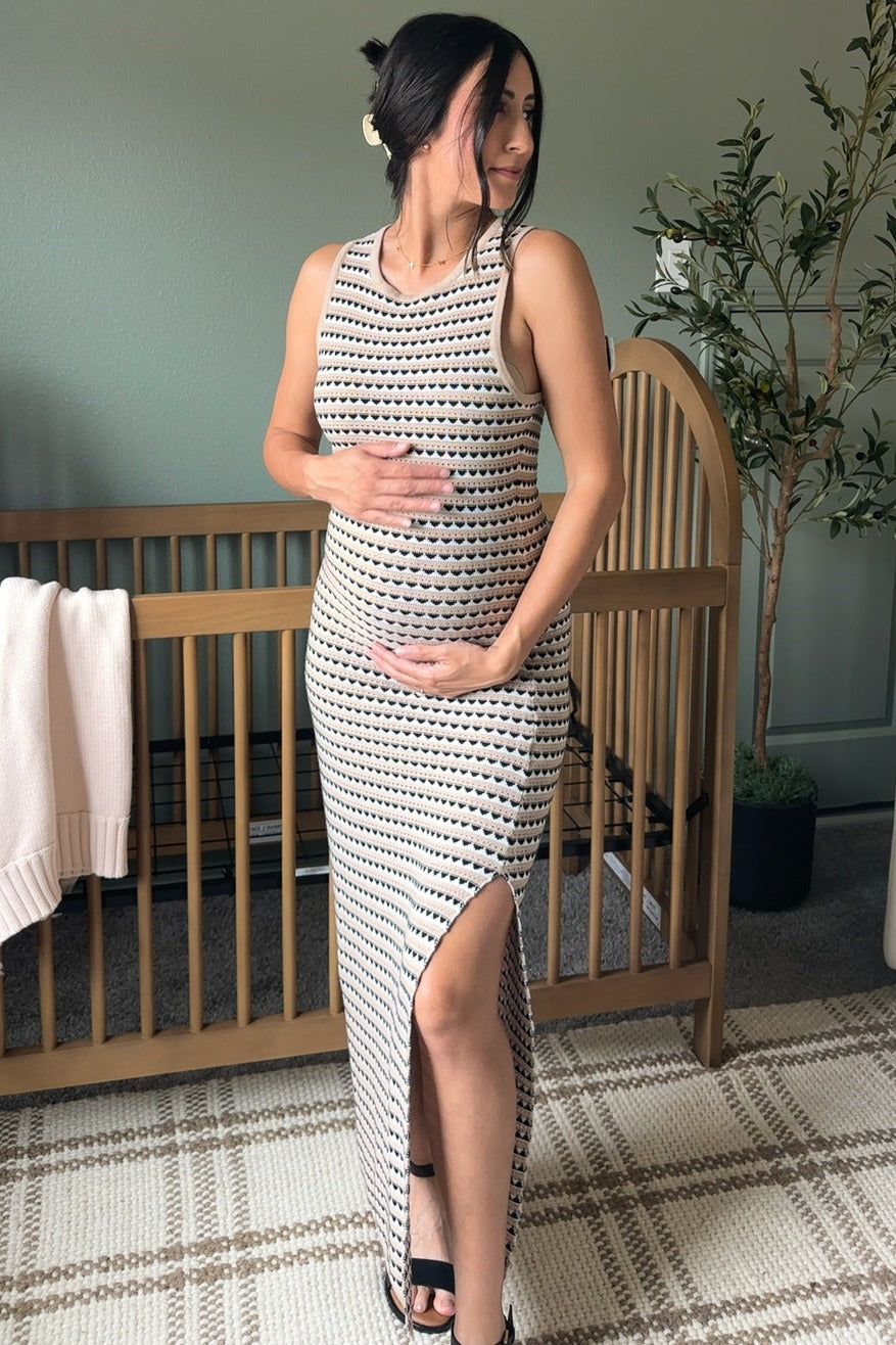 Gestreiftes figurbetontes ärmelloses Umstandsmaxikleid aus Strick in Beige