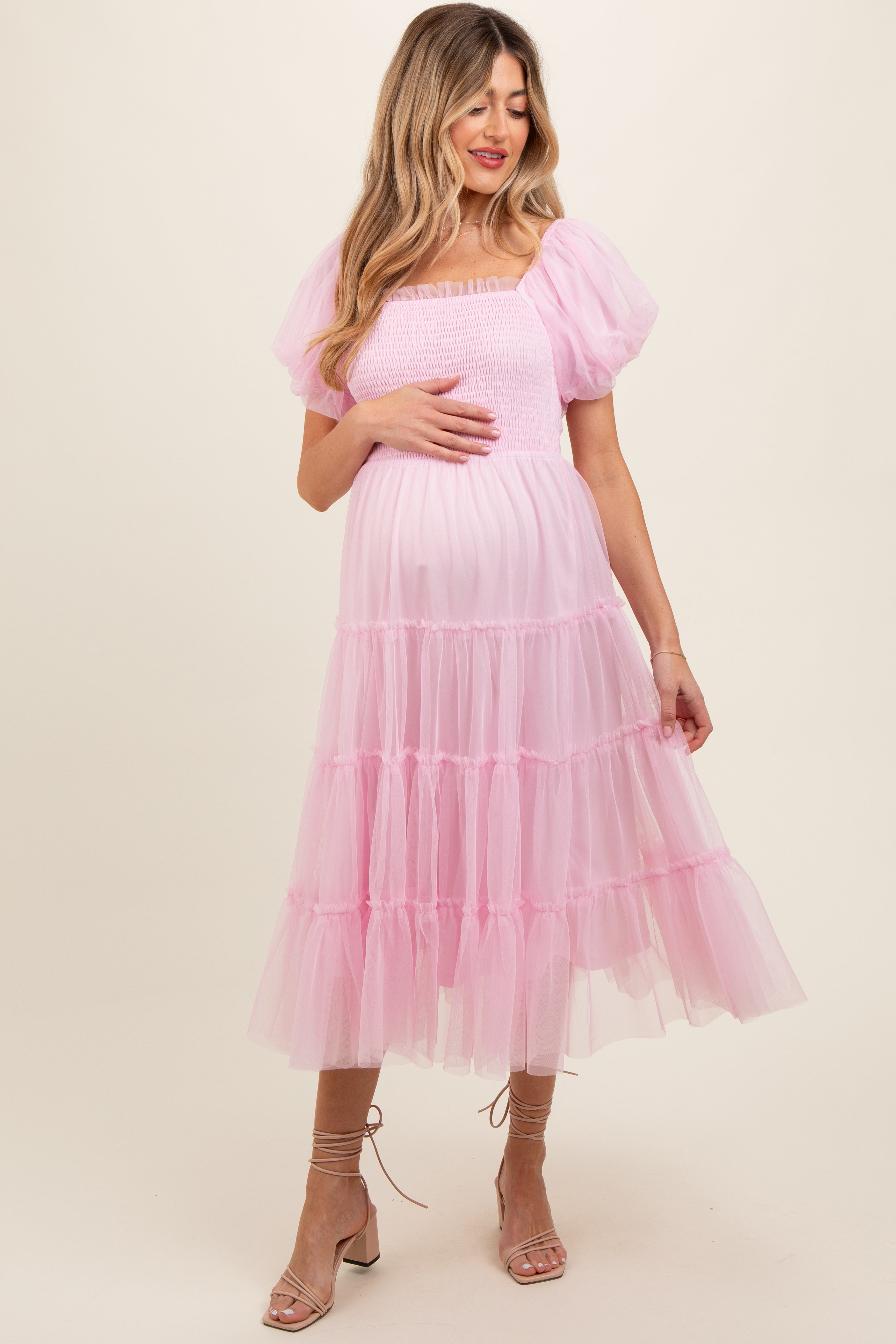 Gesmoktes gestuftes Umstands-Midikleid aus Tüll in Rosé