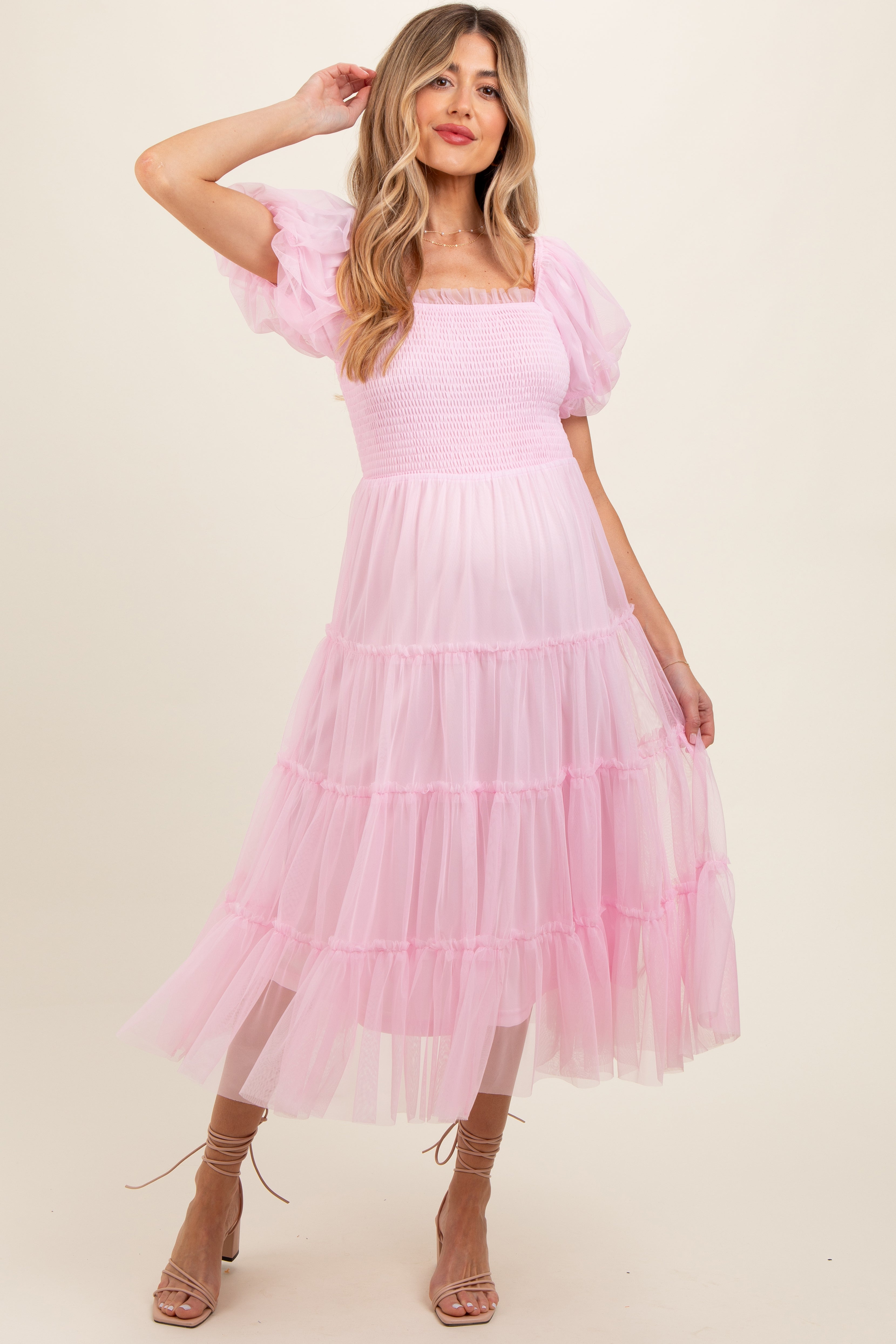 Gesmoktes gestuftes Umstands-Midikleid aus Tüll in Rosé