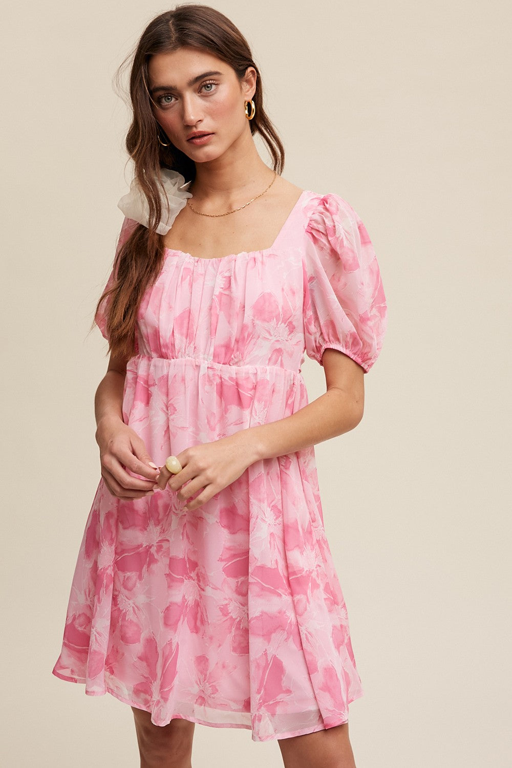 Umstands-Minikleid mit rosa Blumenmuster und Puffärmeln