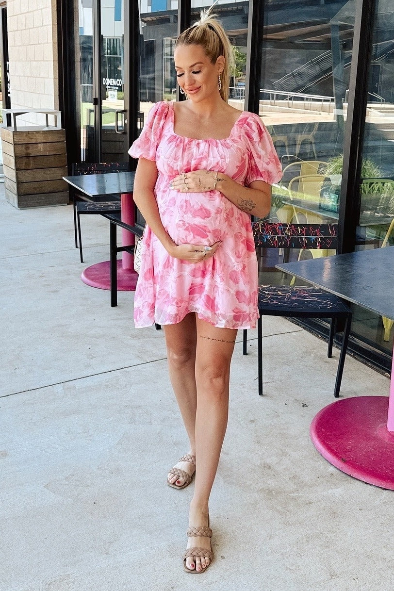 Umstands-Minikleid mit rosa Blumenmuster und Puffärmeln