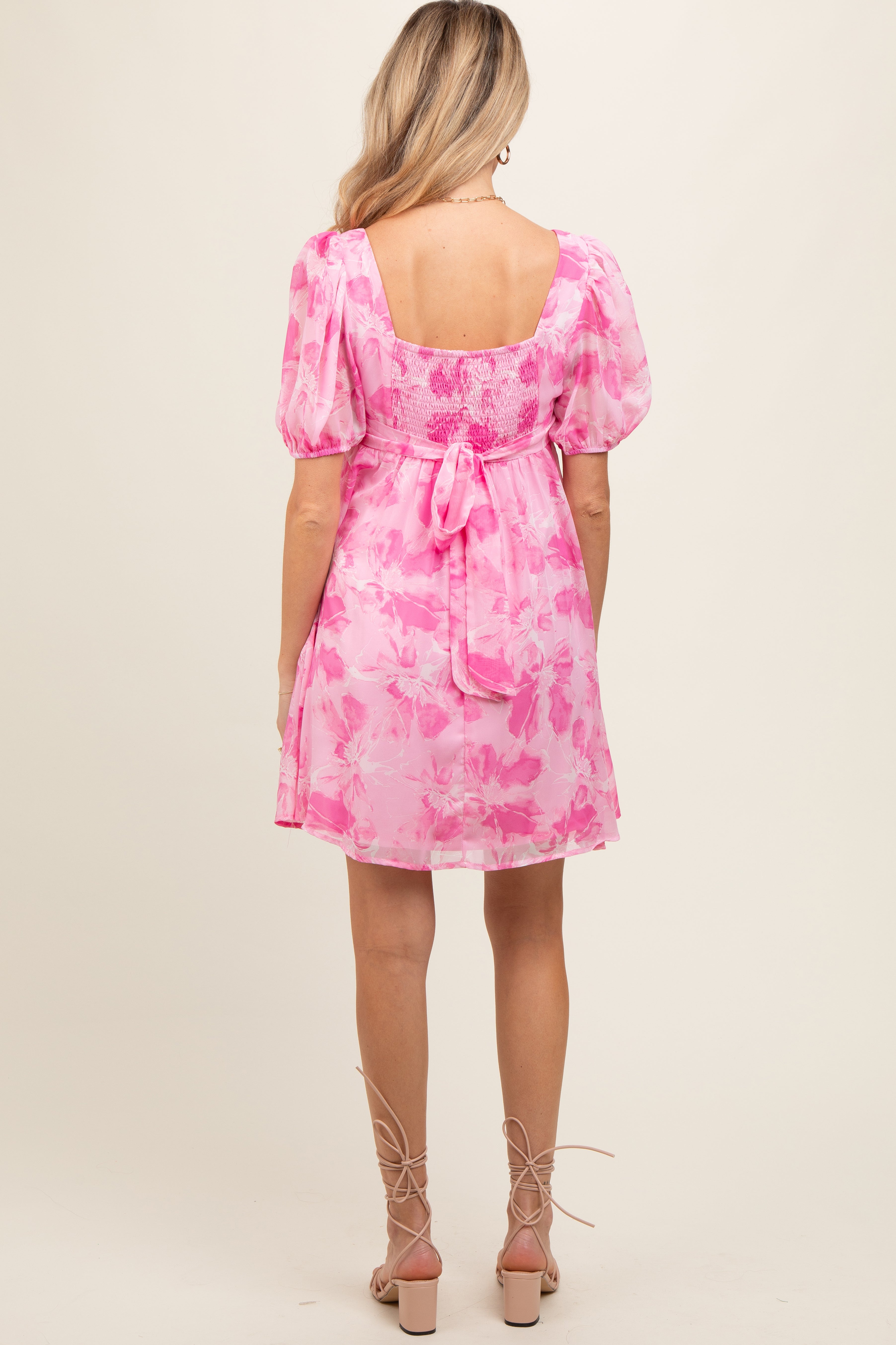 Umstands-Minikleid mit rosa Blumenmuster und Puffärmeln