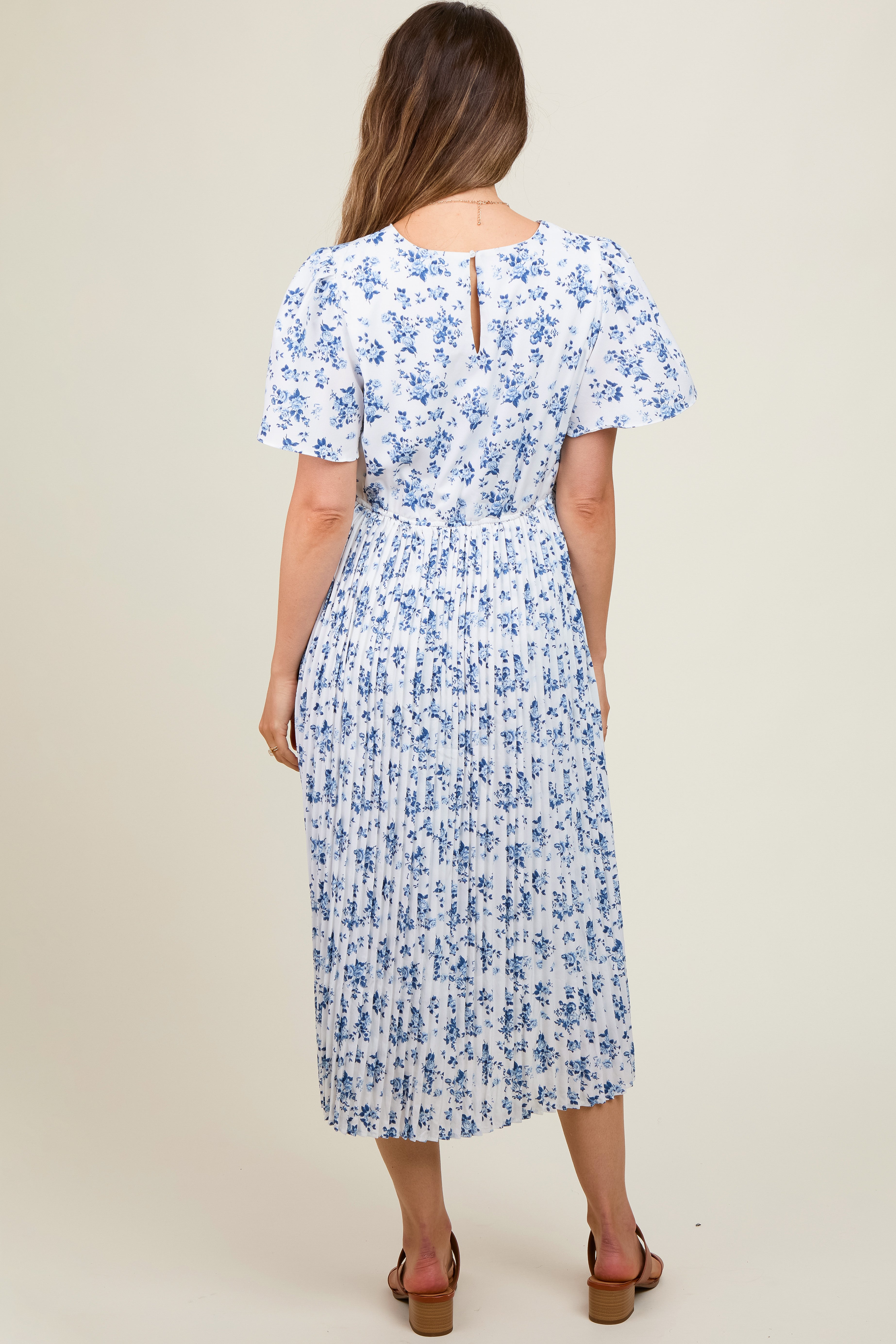 Plissiertes Umstands-Midikleid mit Blumenmuster in Blau