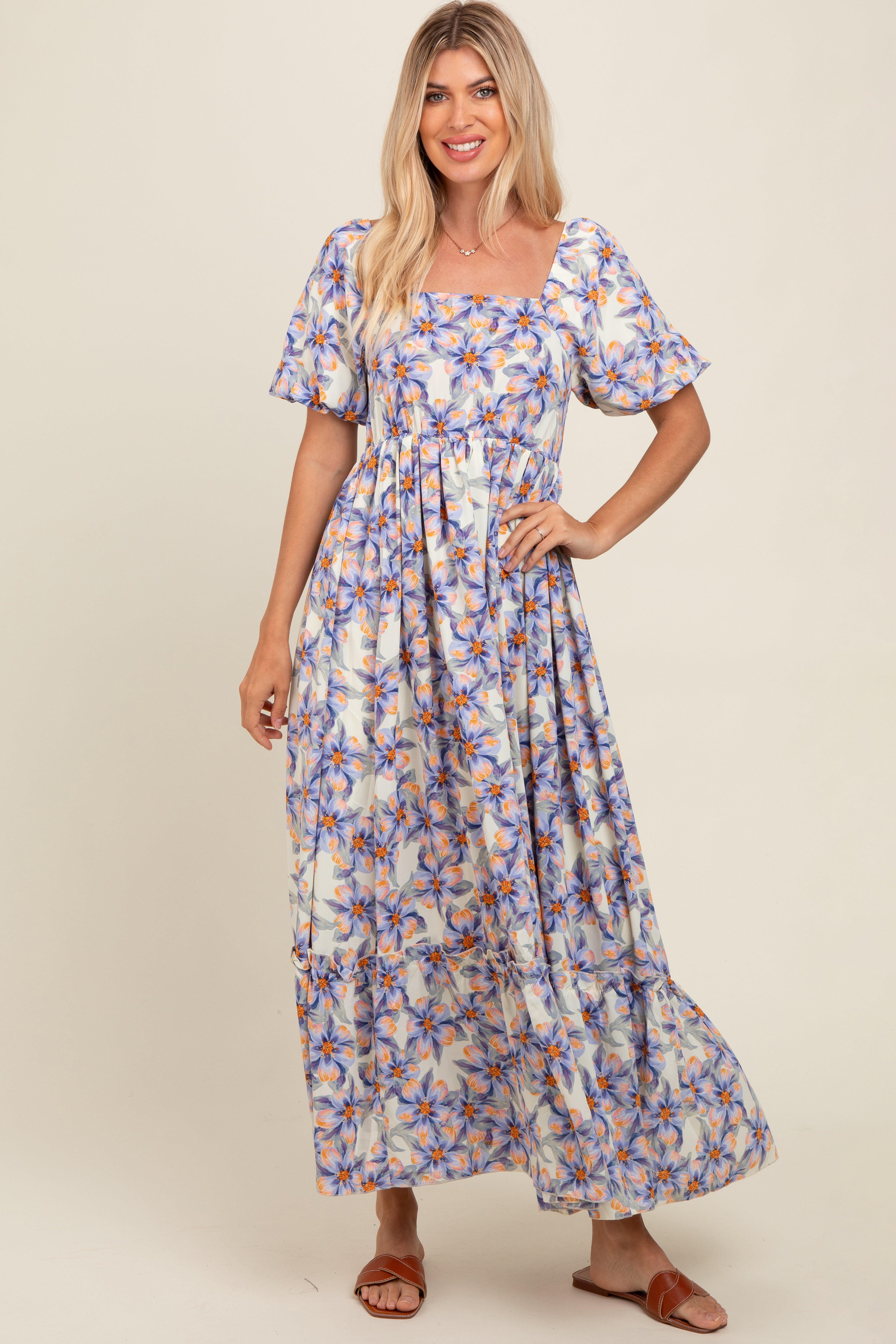 Umstandsmaxikleid mit Blütenmuster und Volant-Details