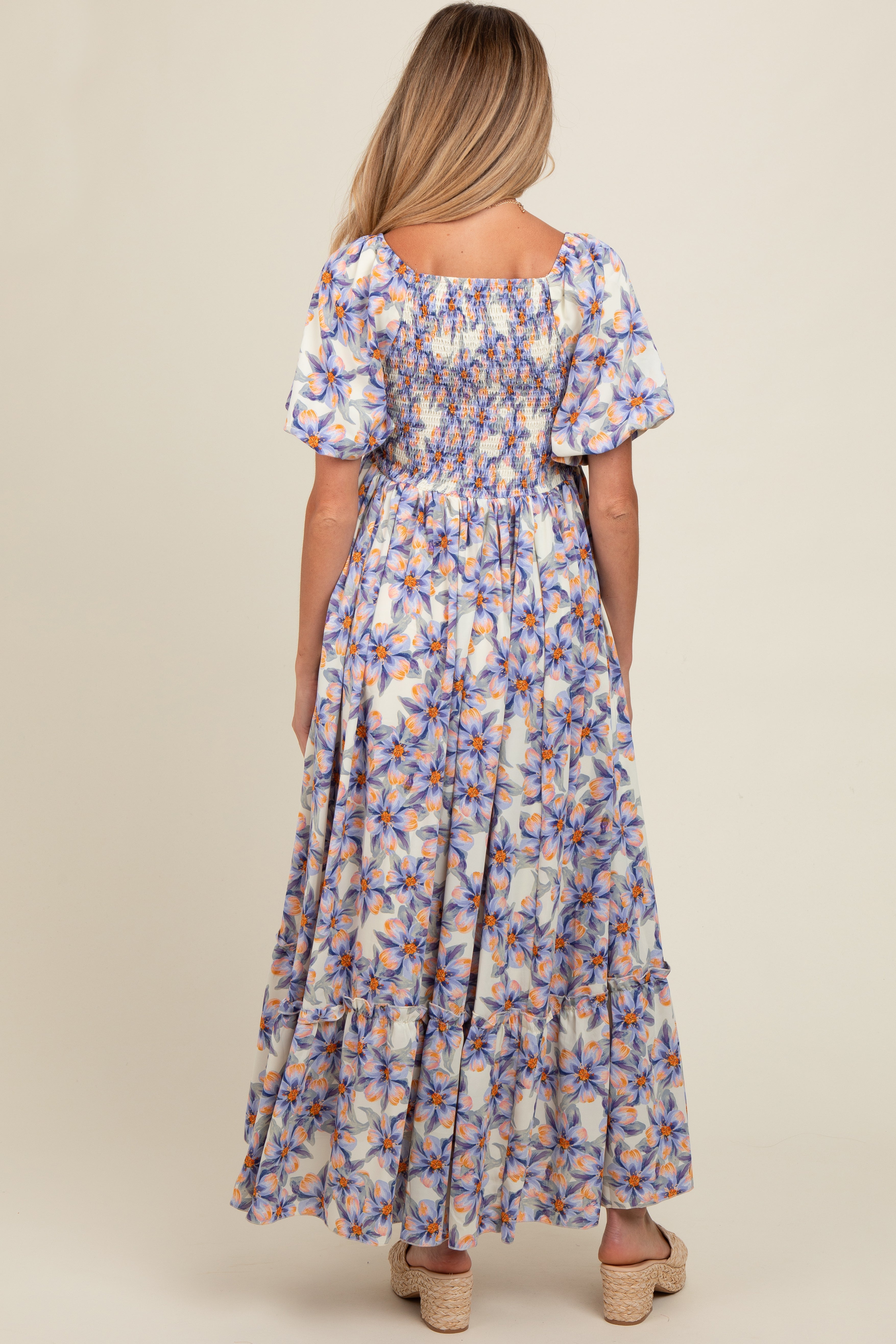 Umstandsmaxikleid mit Blütenmuster und Volant-Details