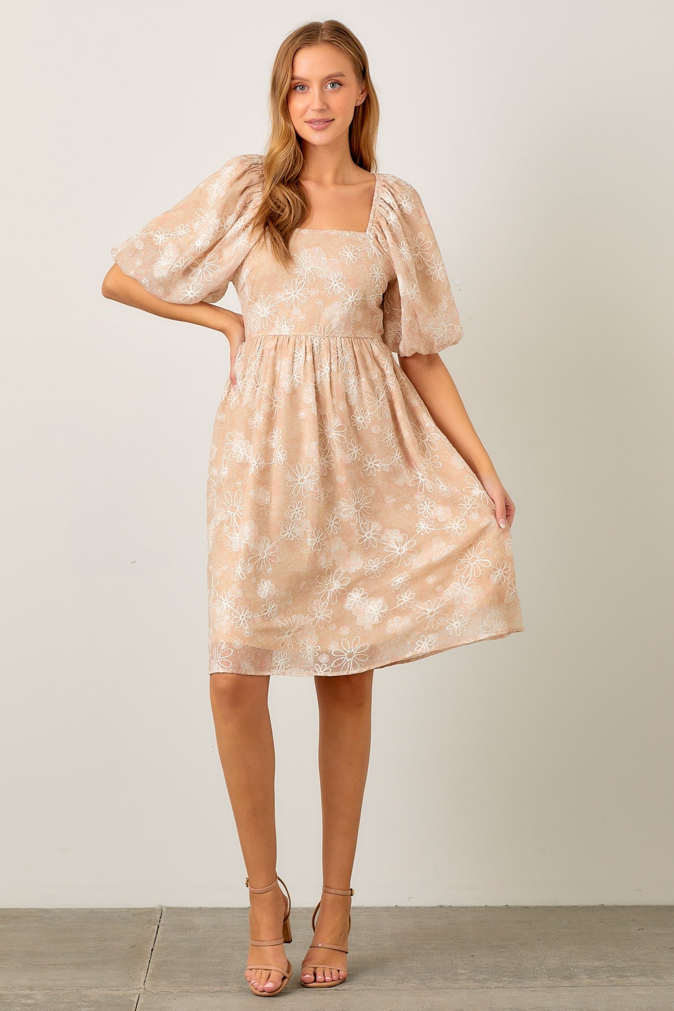 Umstandskleid in Beige mit floraler Stickerei und kurzen Puffärmeln