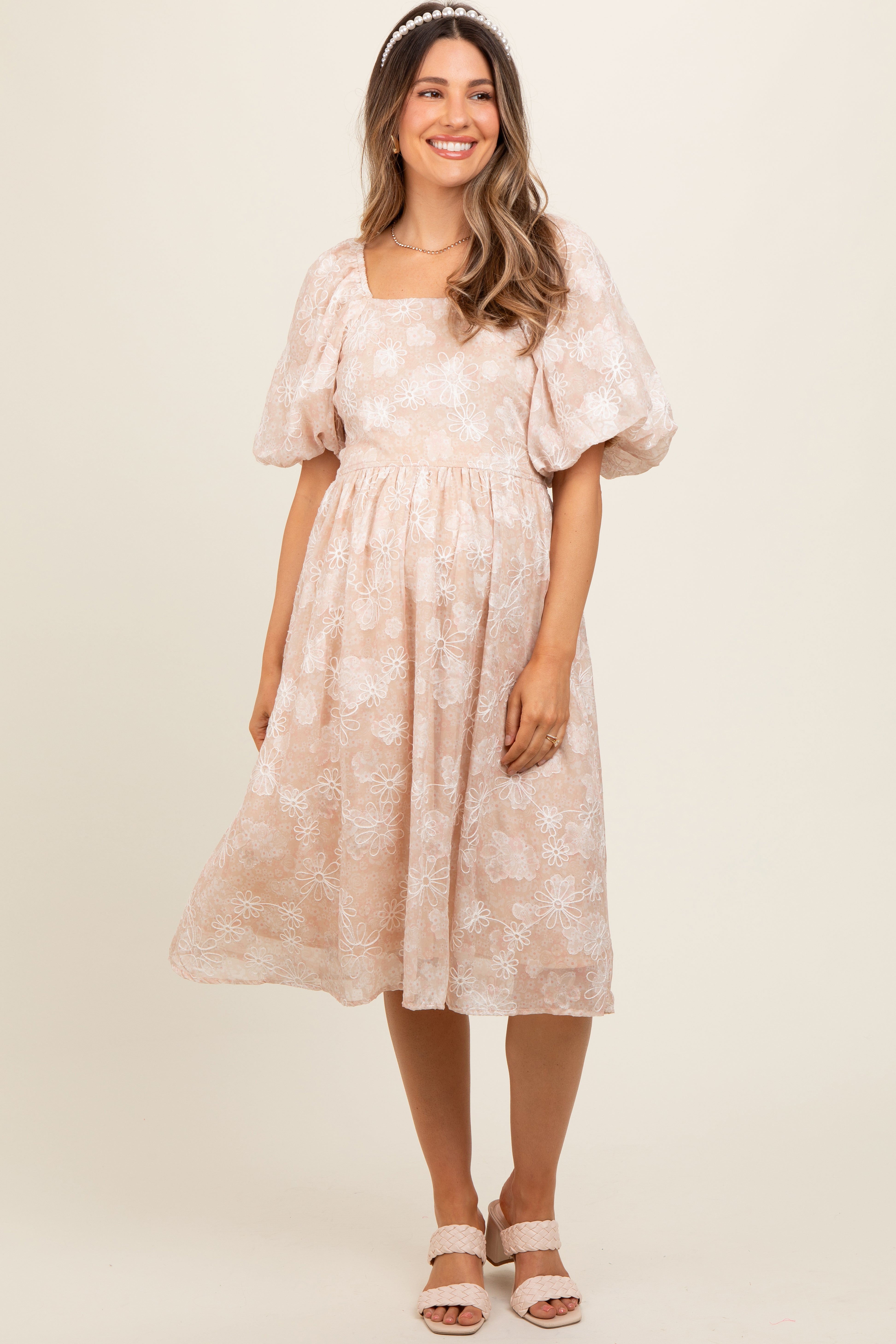 Umstandskleid in Beige mit floraler Stickerei und kurzen Puffärmeln