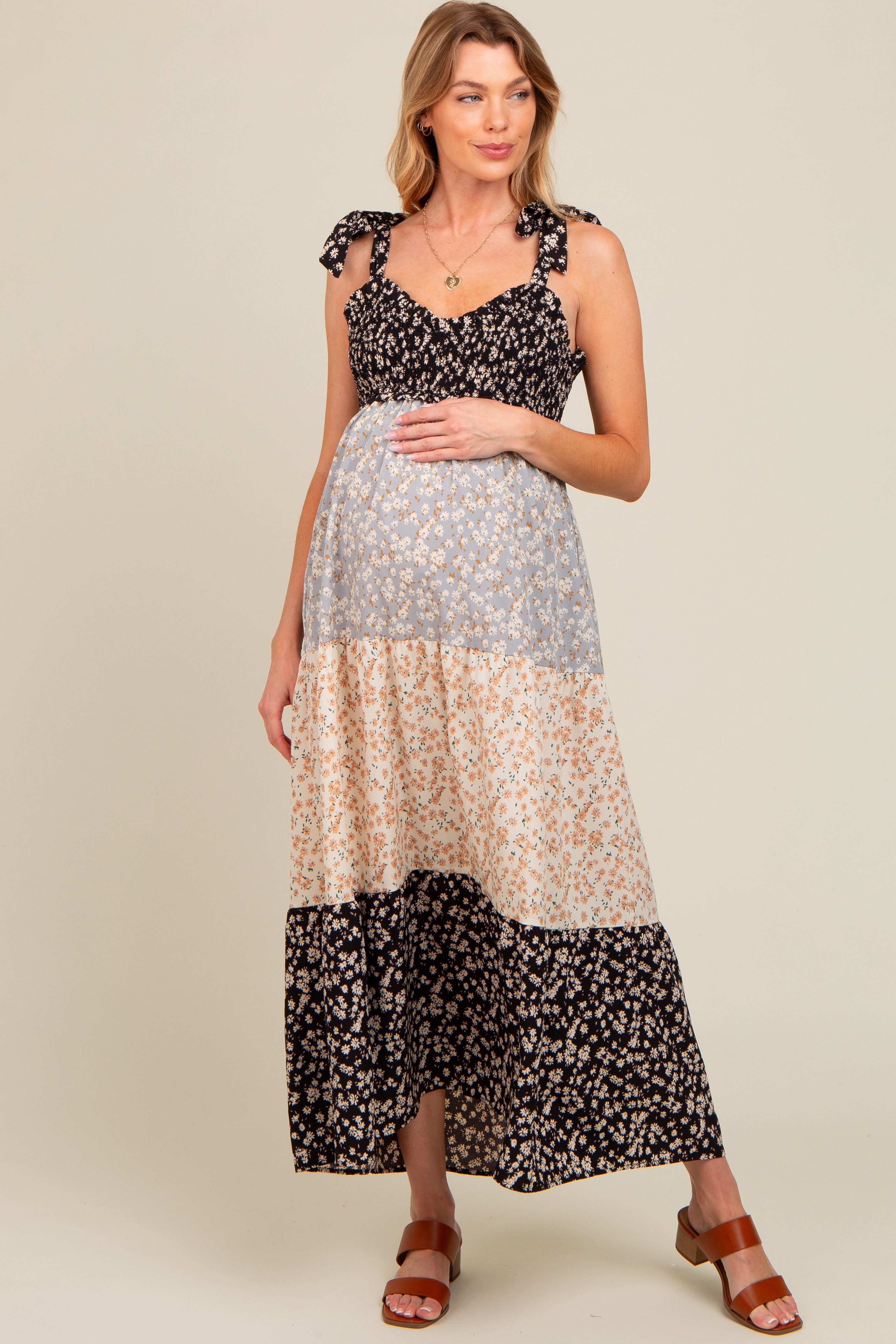Florales Umstands-Maxikleid im Farbblock-Look mit Stufen und Schulterbändern