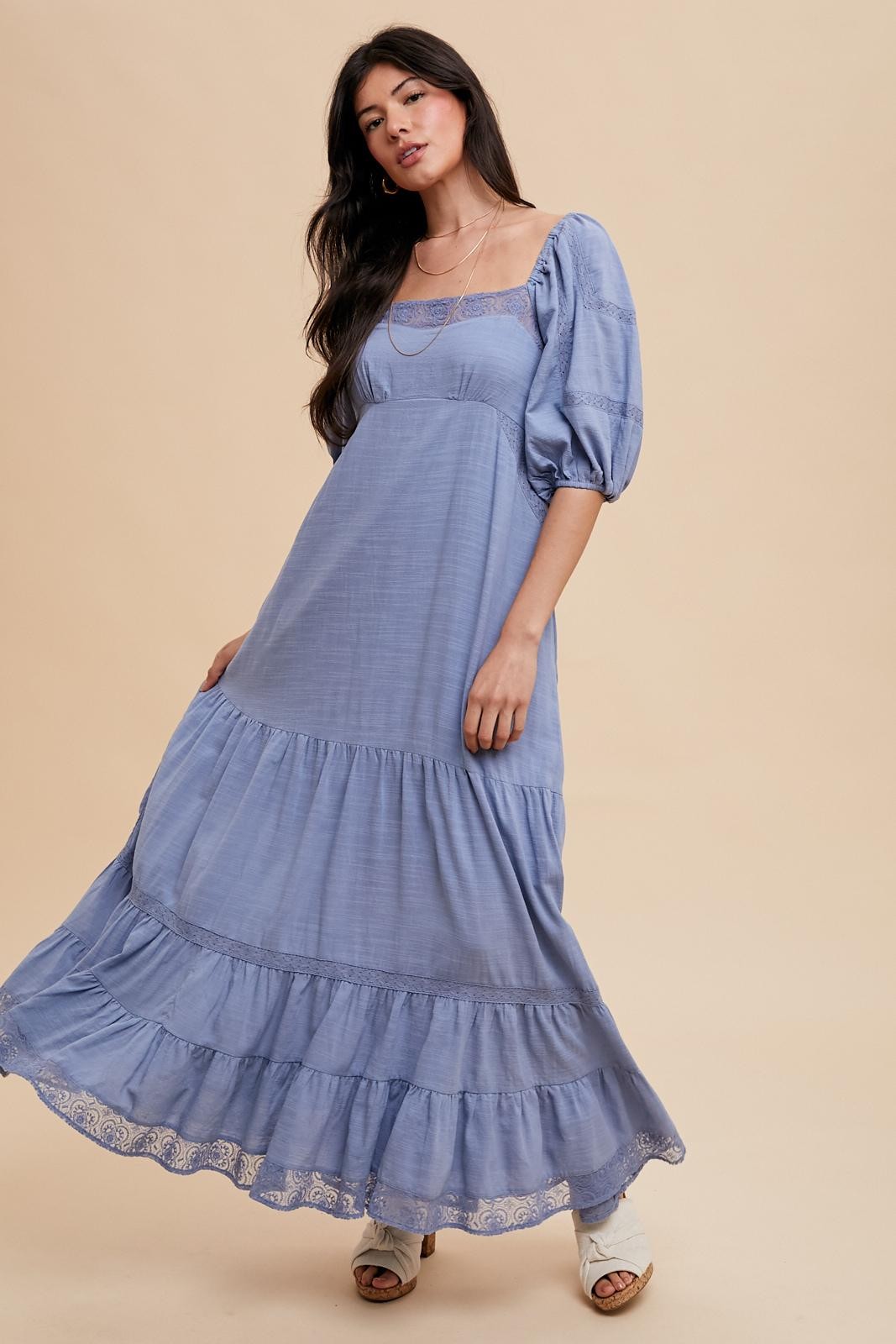 Umstands-Maxikleid mit Spitzeneinsatz