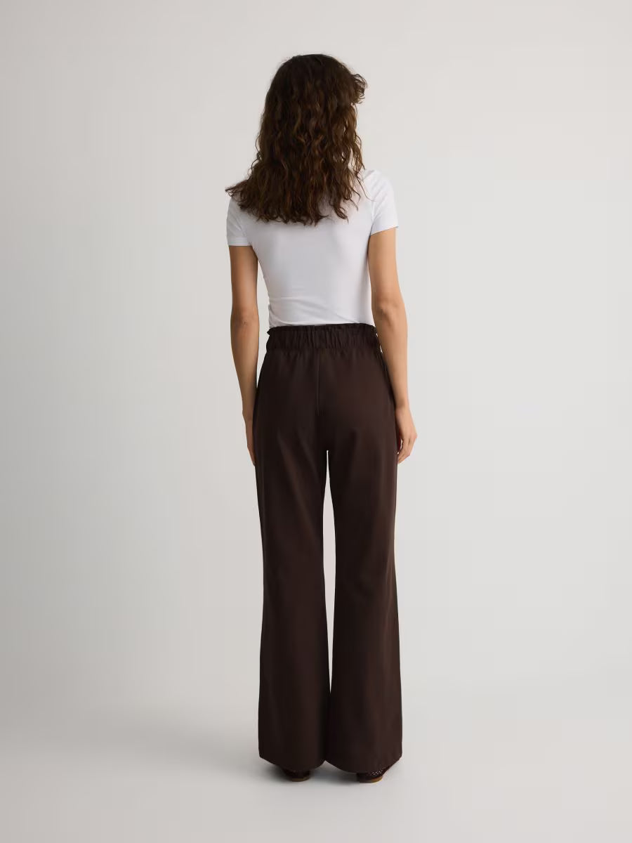 Utsvängda joggingbyxor